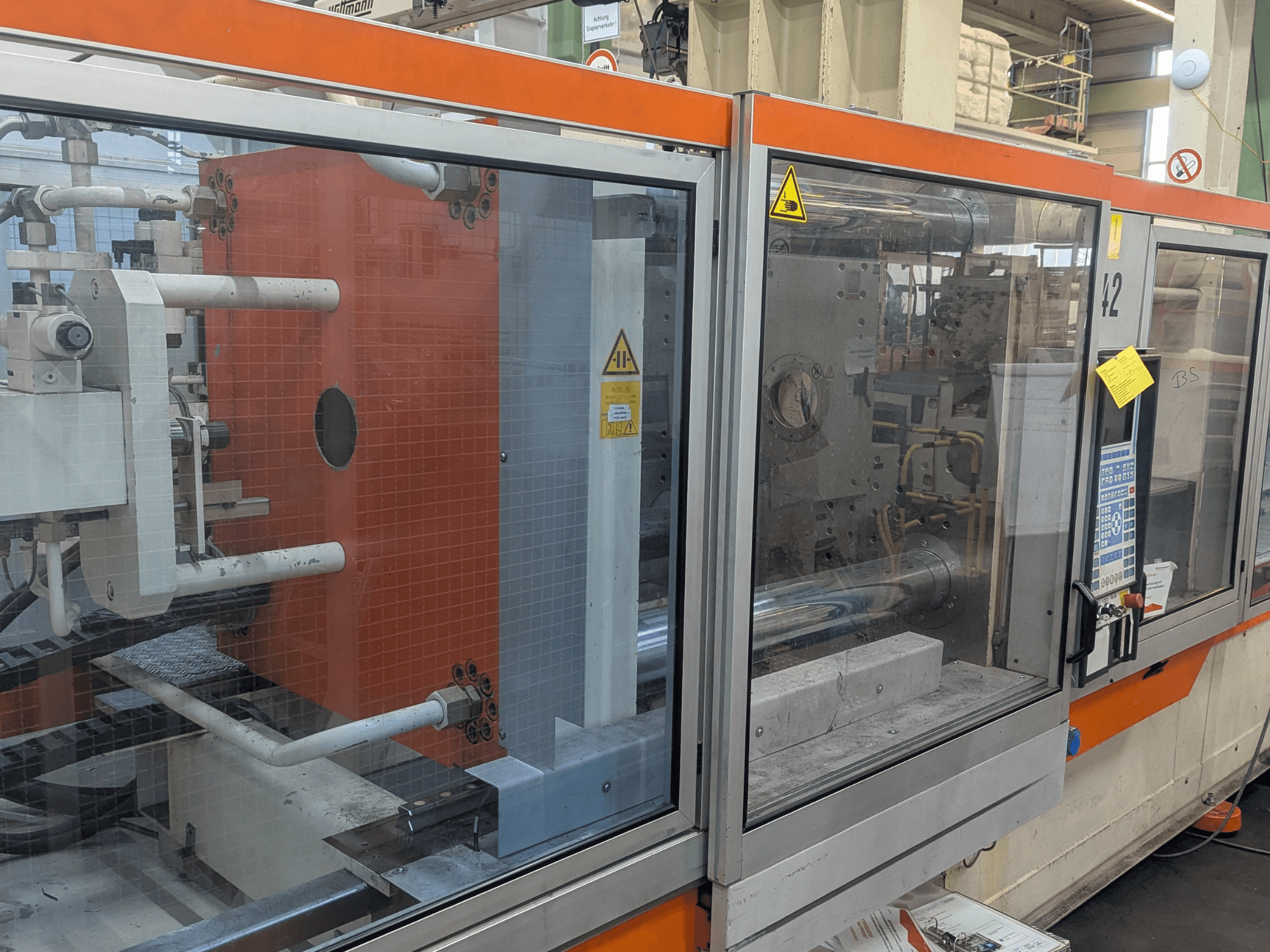 DEMAG SYSTEC 80/420-310 hidrolik enjeksiyon kalıplama makinesinin önden görünümü, görünür kontrol paneli ve makine bileşenleri.