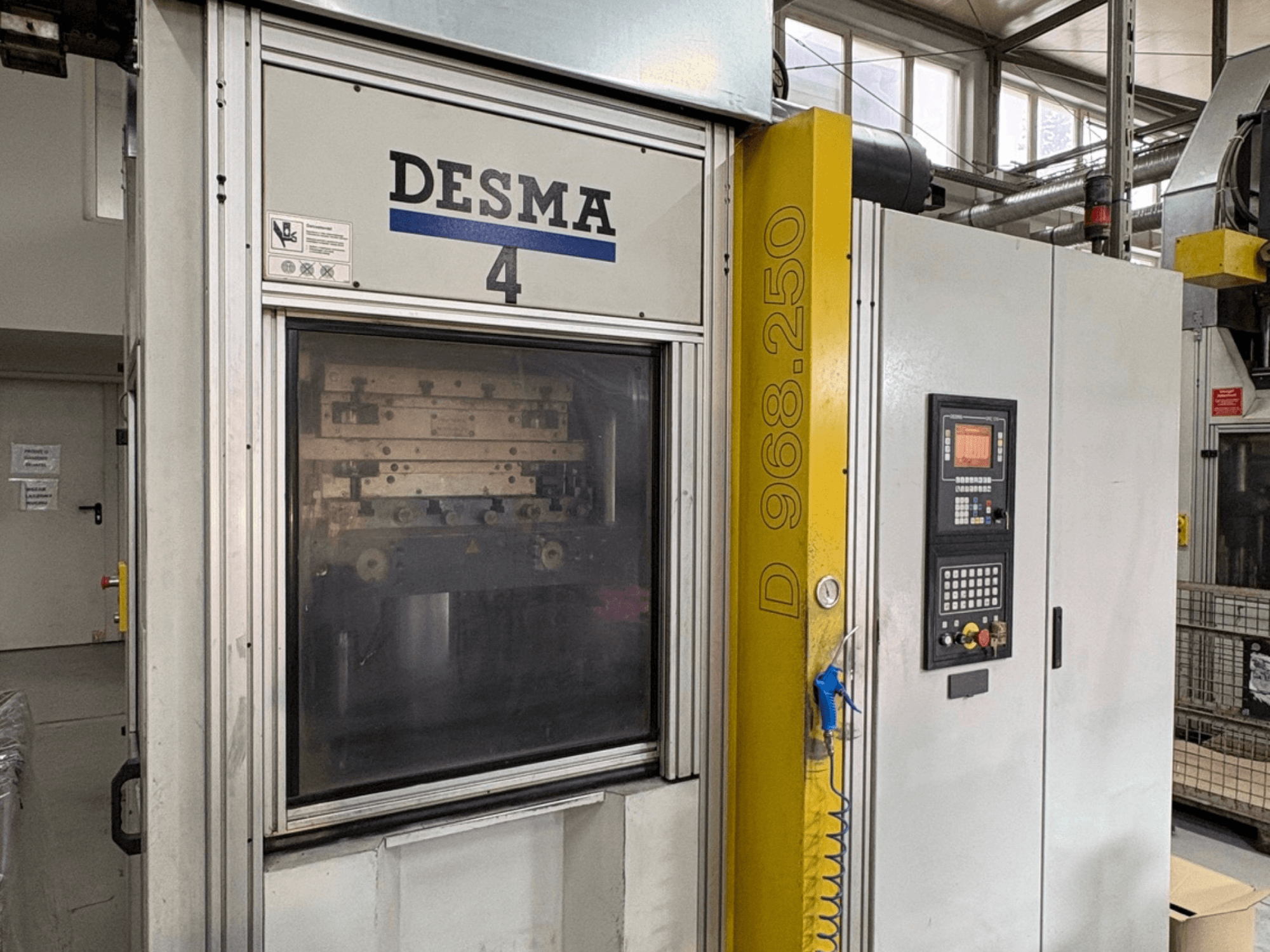 Dikey enjeksiyon kalıplama makinesi Kloeckner Desma 968.250, kontrol paneli ve makine detaylarını gösteren önden görünüm.