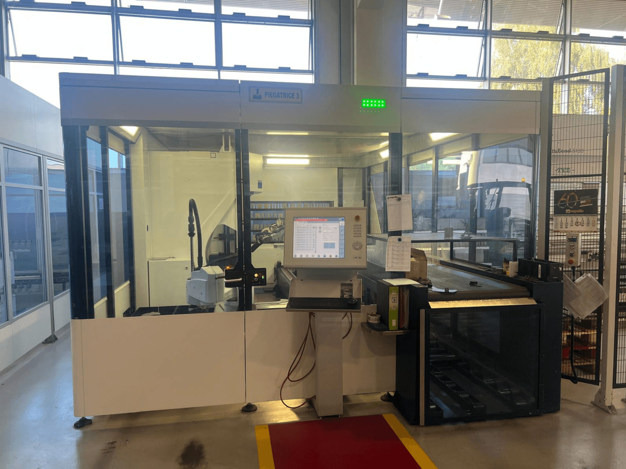 Endüstriyel bükme makinesi, model Piegatrice 3, kontrol paneli ve robotik kol ile önden görünüm, iyi aydınlatılmış bir atölye ortamında.