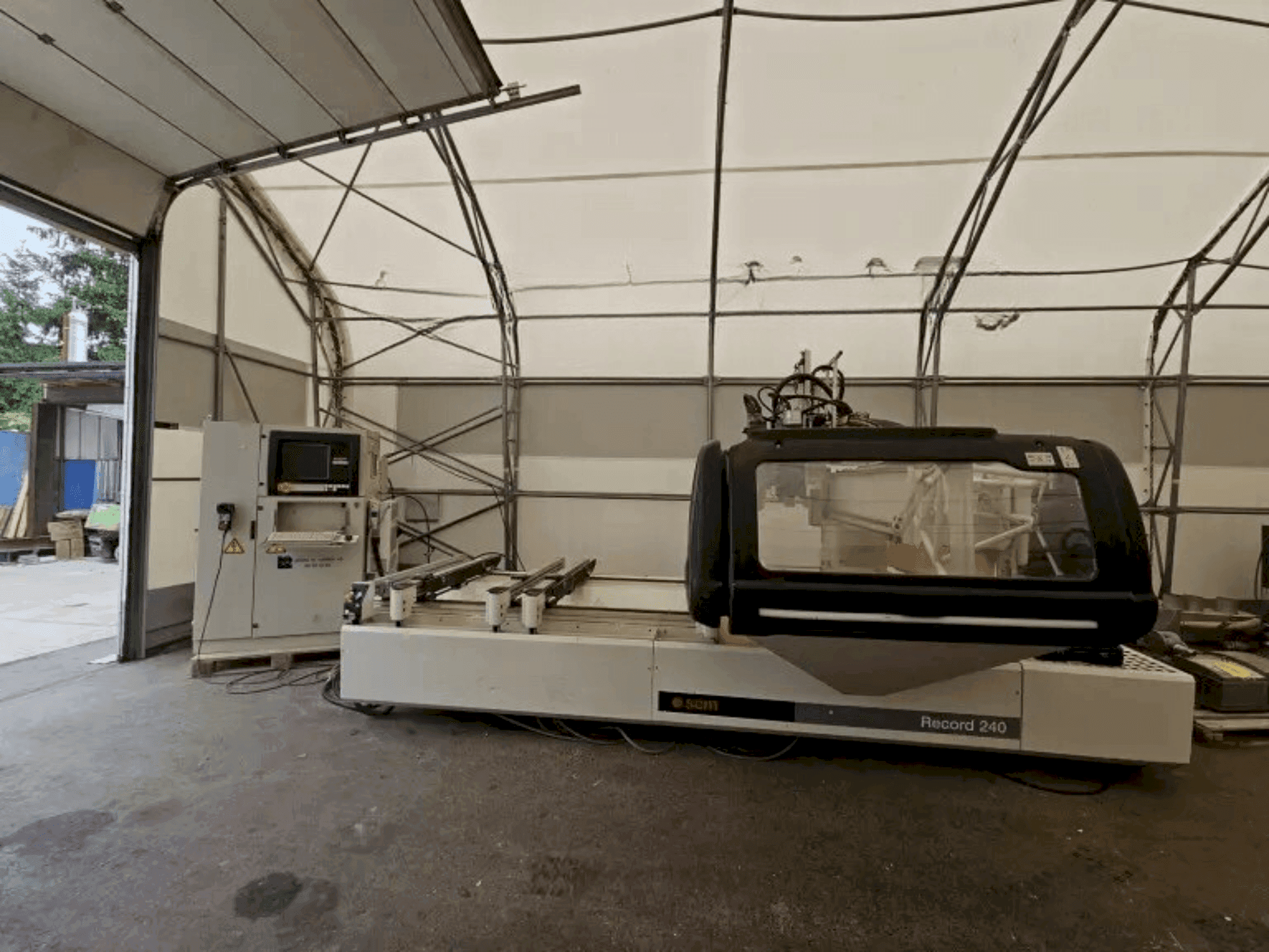 Makine SCM Record 240 TV - Önden görünüm