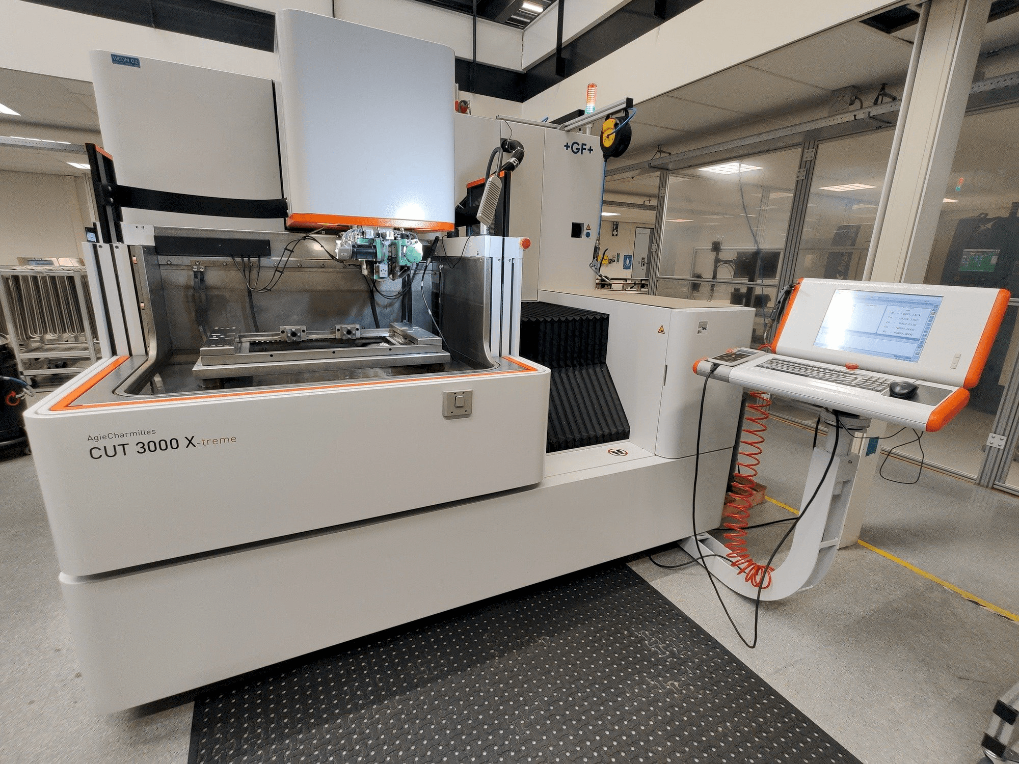 Makine GF AgieCharmilles CUT 3000 X - Önden görünüm