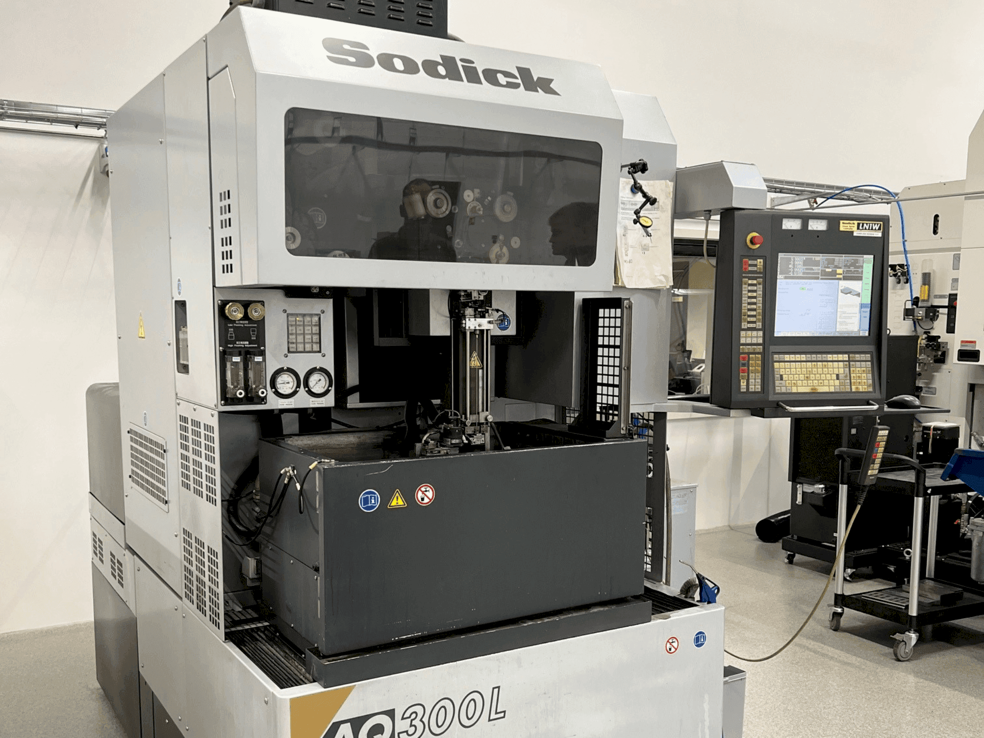 Makine Sodick AQ300L - Önden görünüm