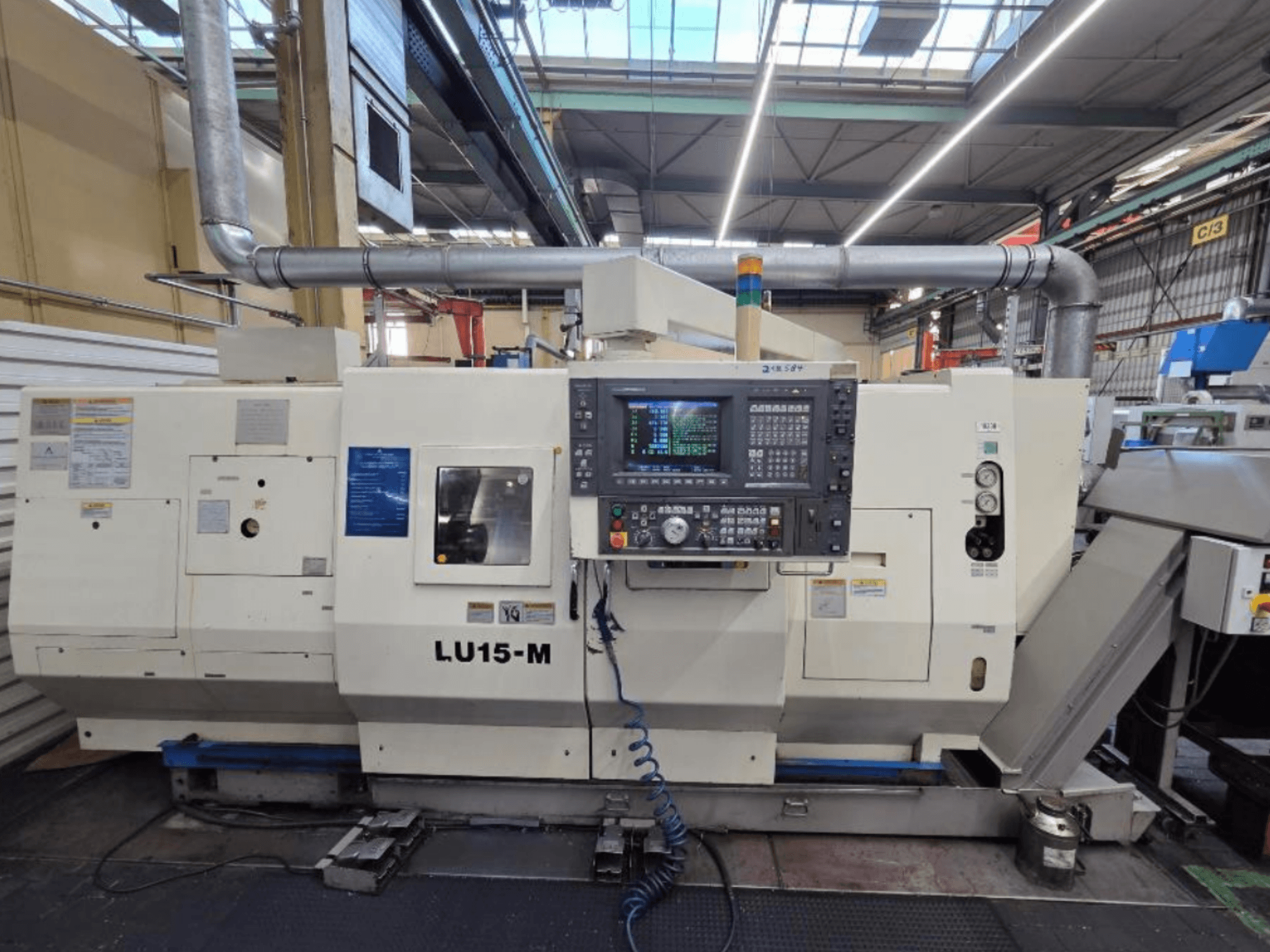 Okuma LU15 M-2SC 1000 yatay torna makinesi, atölye ortamında kontrol panelini ve makine özelliklerini gösteren önden görünüm.