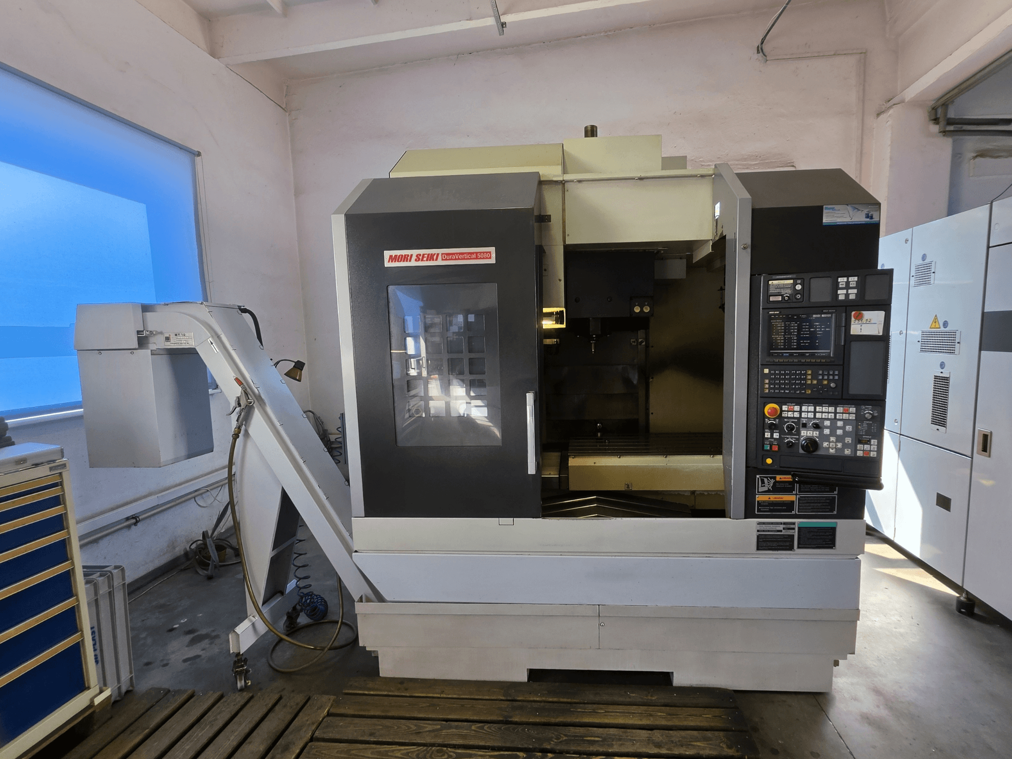 MORI SEIKI DuraVertical 5080 dikey işleme merkezi; kontrol paneli, iş mili ve takım tutucusunu gösteren önden görünüm.