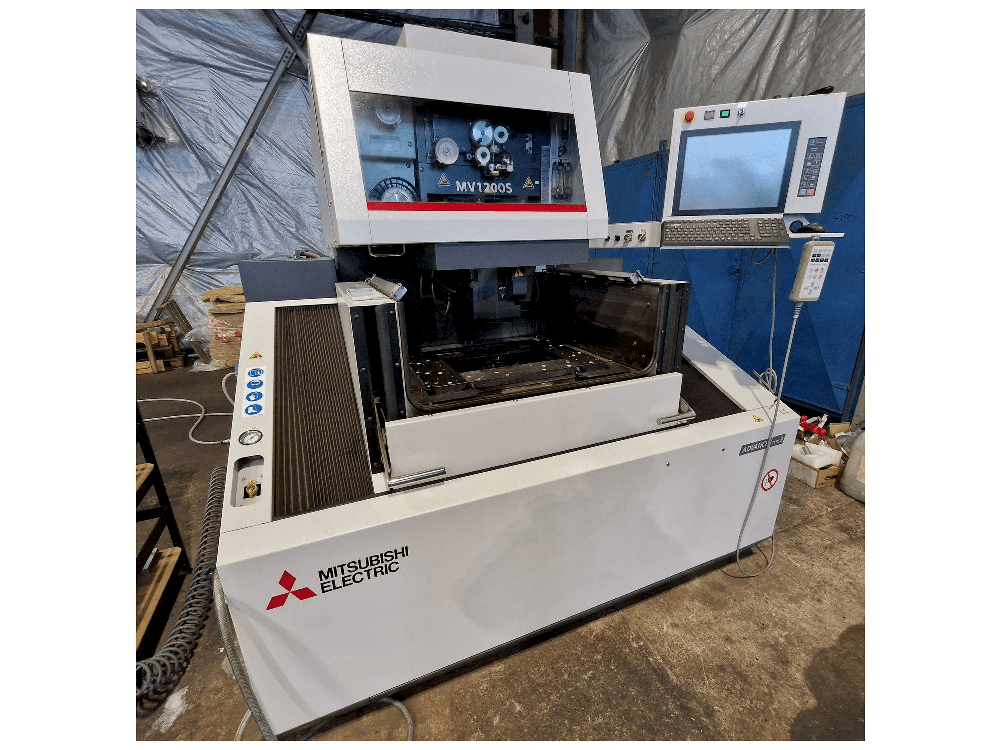 Makine Mitsubishi MV1200S - Önden görünüm