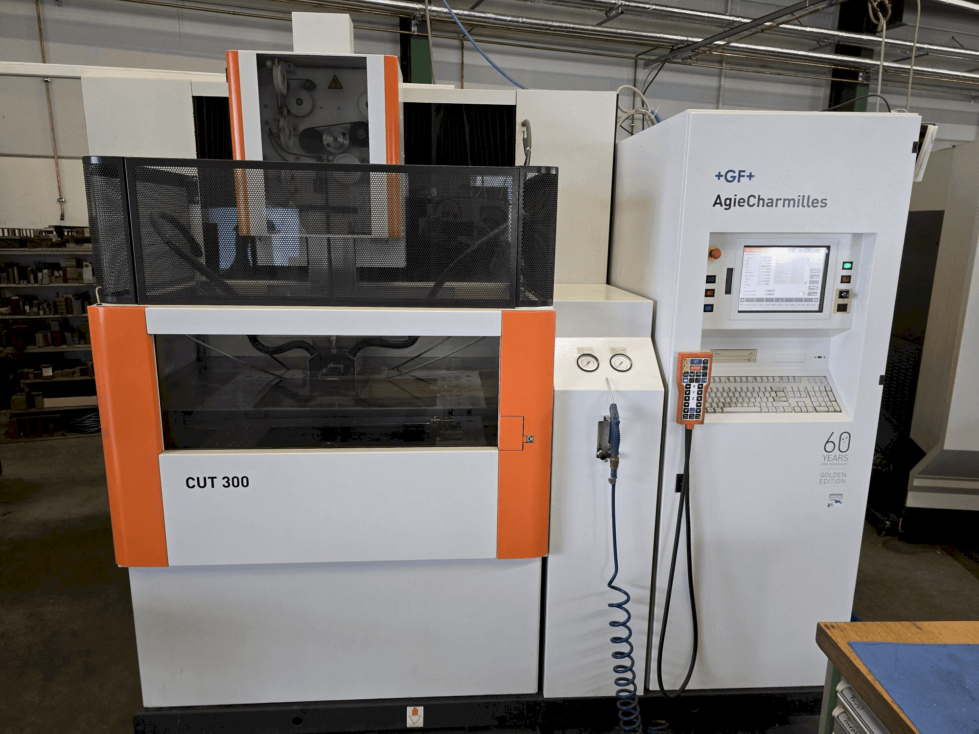 Makine AgieCharmilles CUT 300 - Önden görünüm