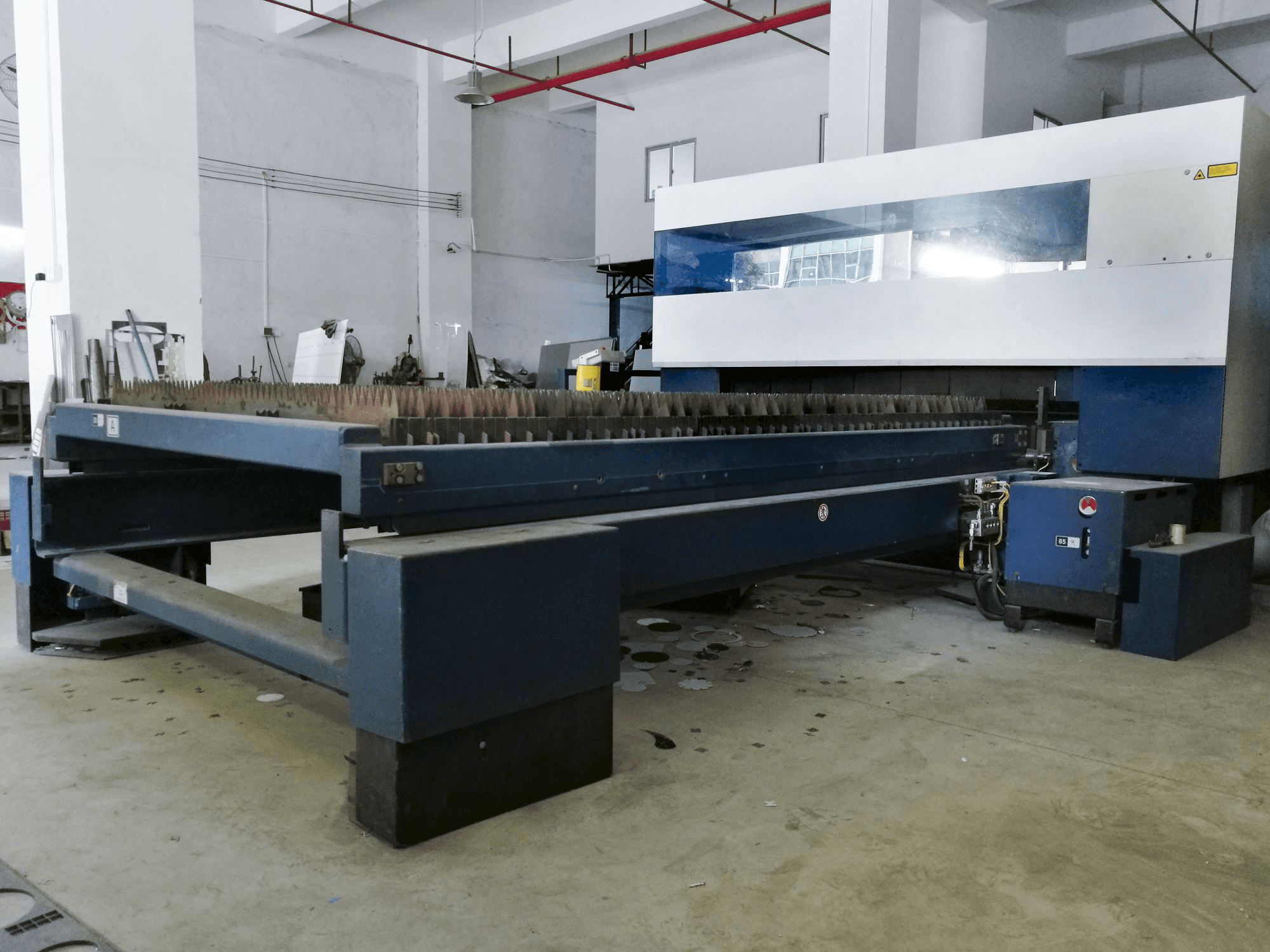 Makine Trumpf - Sağdan görünüm TruLaser 3030