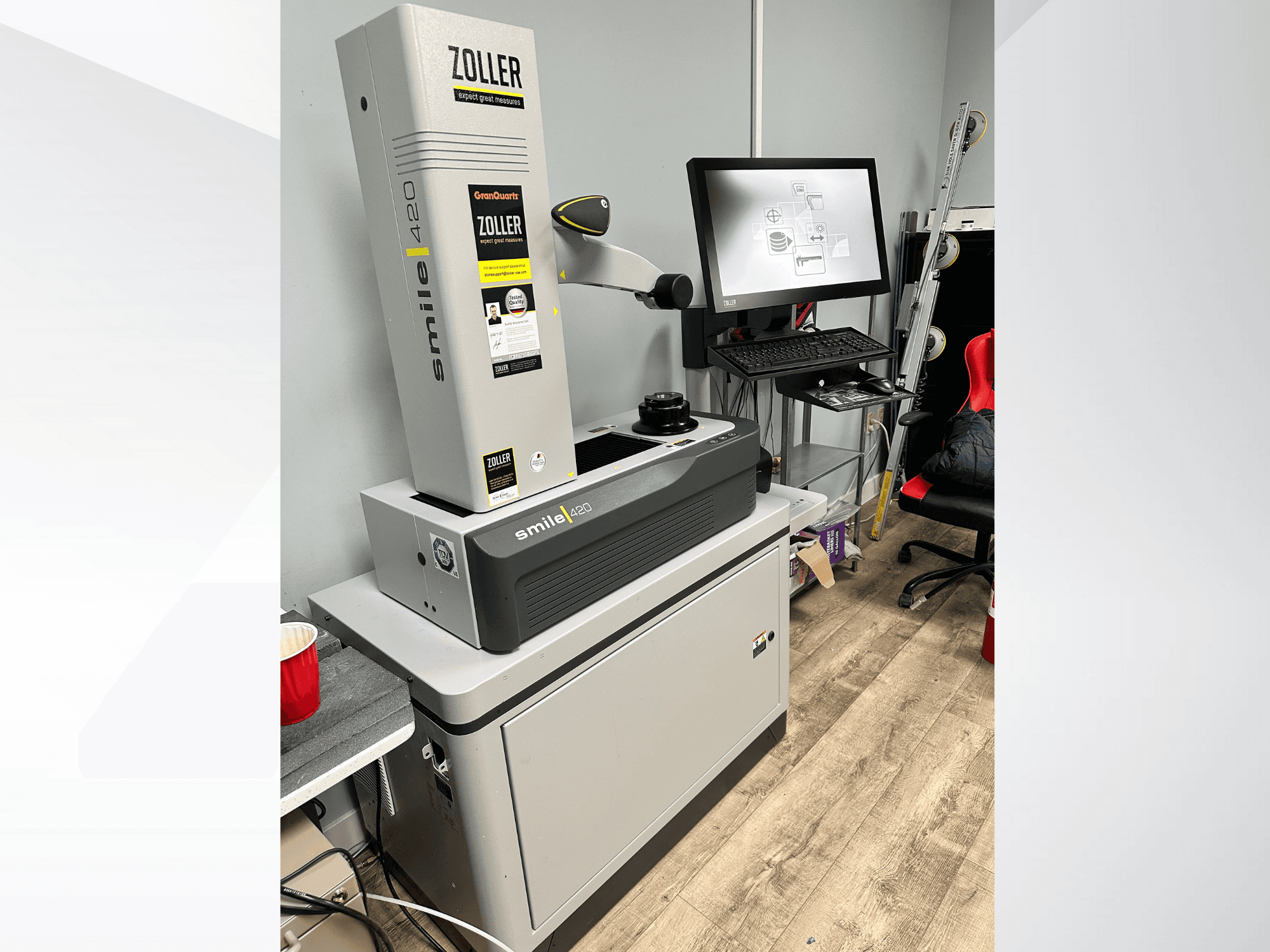 Dijital bir ölçüm cihazı olan Zoller Smile 420, arka planda bir monitör ve çalışma alanı ile önden görünümde gösterilmiştir.