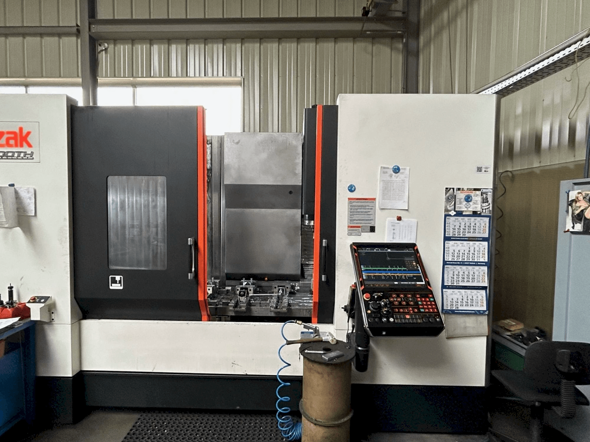 Makine Mazak VTC 530C - Önden görünüm