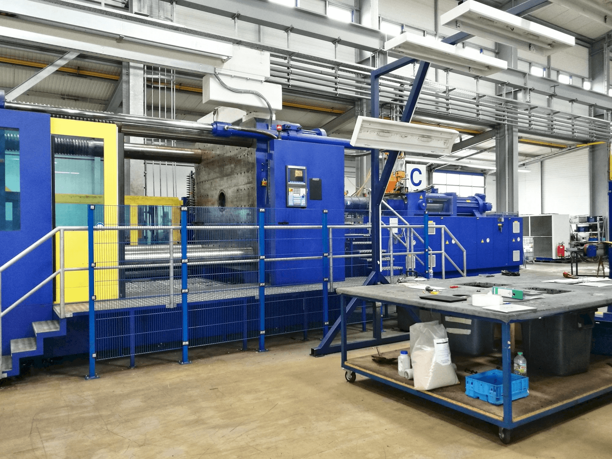 Makine Krauss Maffei 2300-12000 MX - Önden görünüm