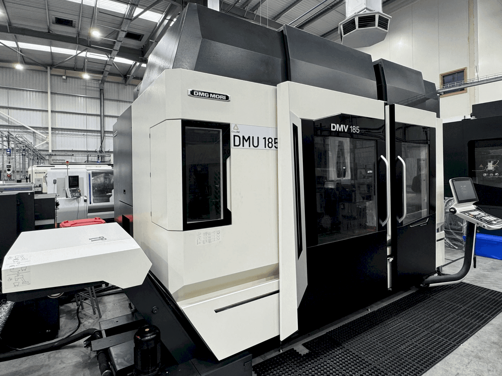 Makine DMG MORI DMV 185 - Önden görünüm