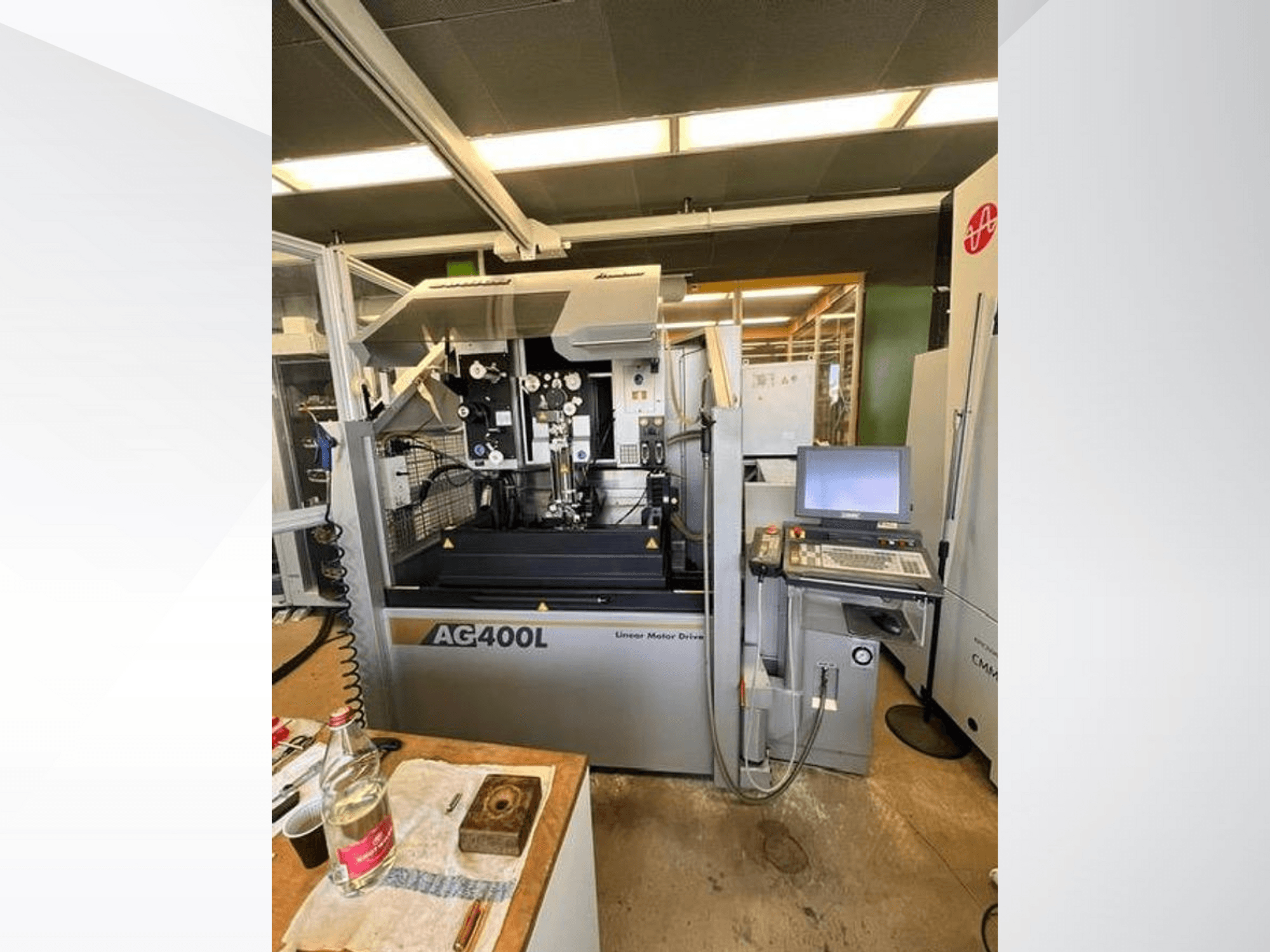 AG400L lineer motor tahrikli makine, önden görünüm, kontrol paneli ve güvenlik özelliklerinin görülebildiği çalışma alanı.