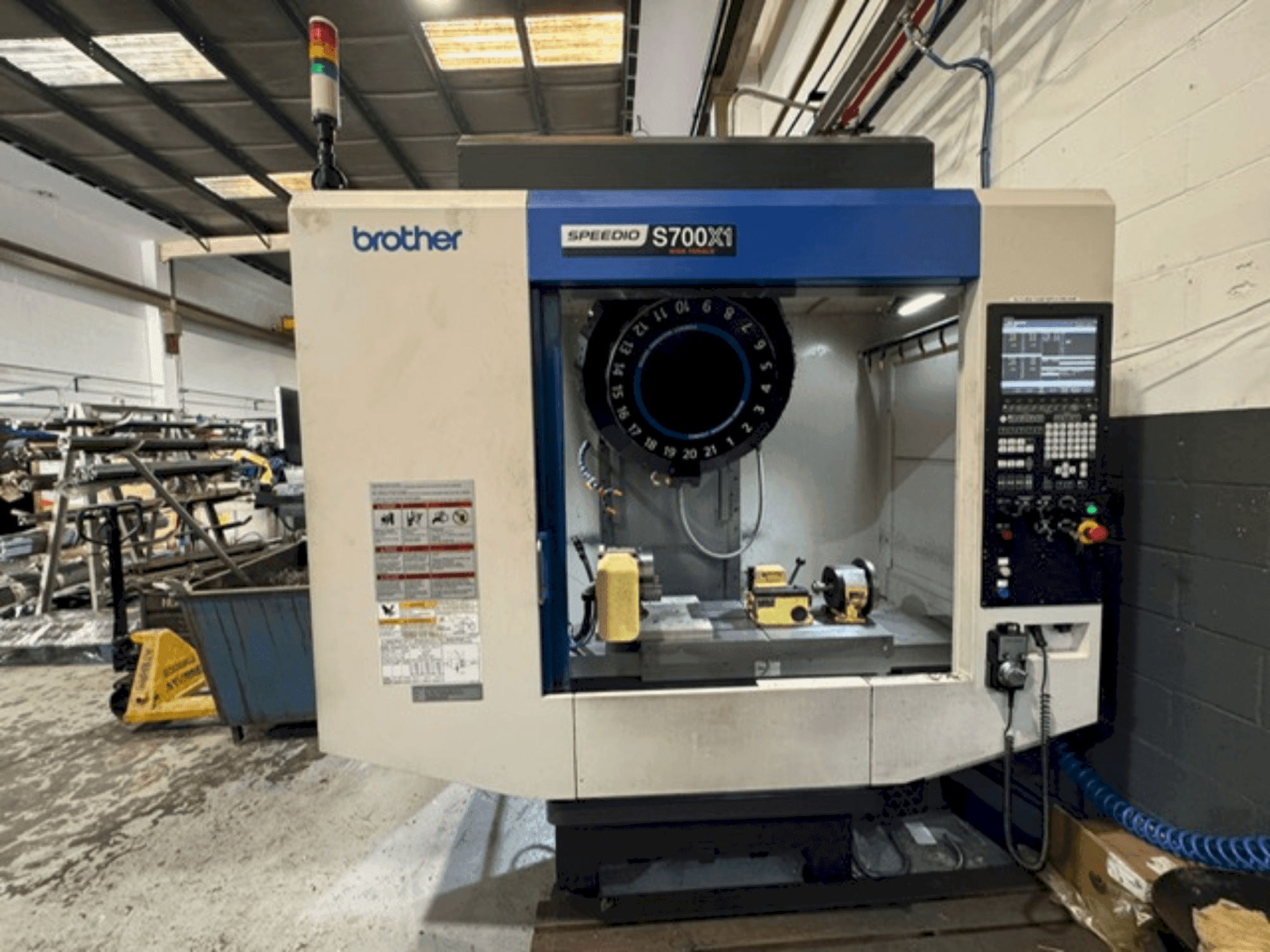 Makine Brother Speedio S700X1 - Önden görünüm