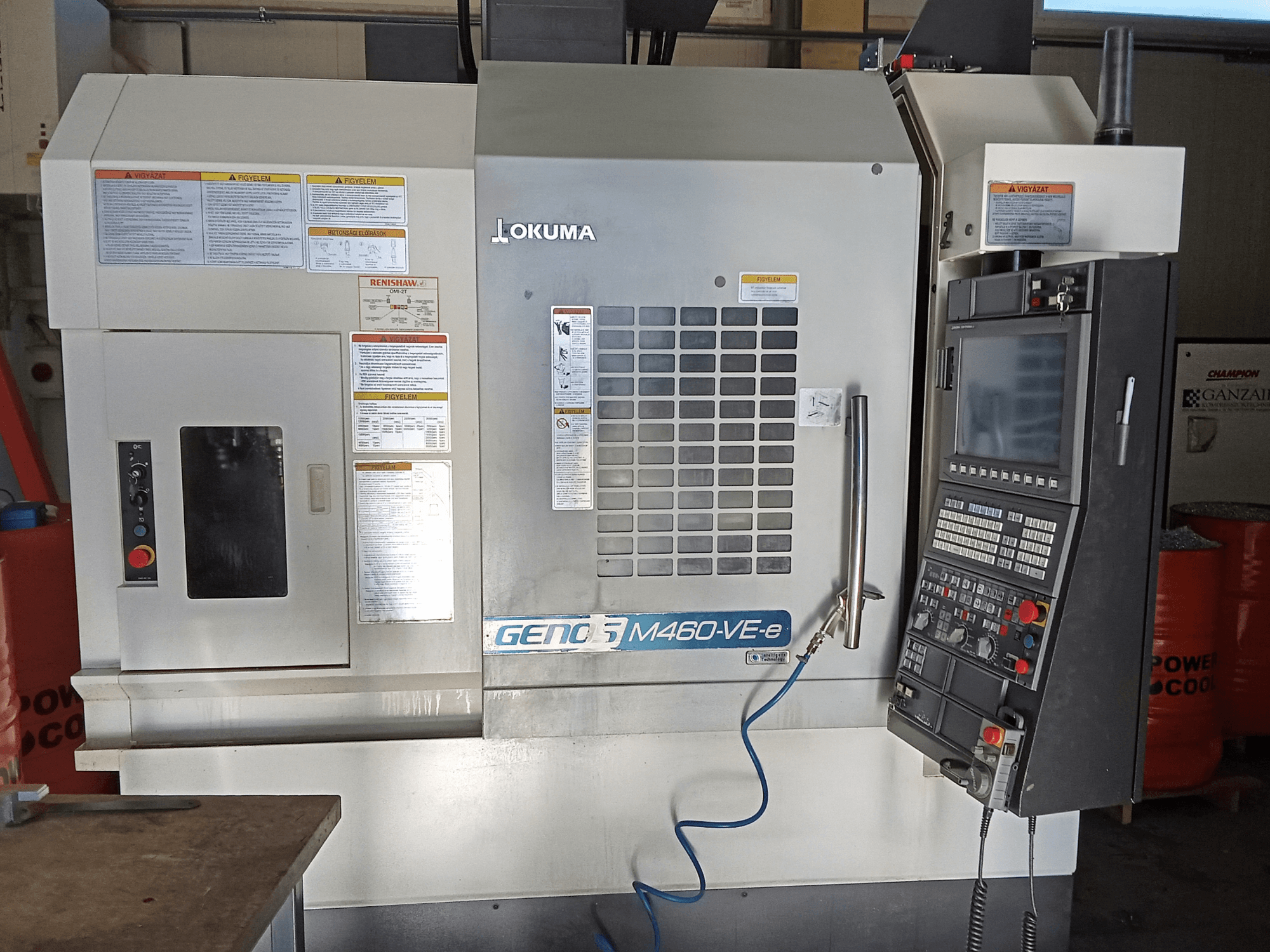 Okuma M460R-VE dik işleme merkezi, önden görünüm, kontrol paneli ve operasyonel arayüz detaylarını gösterir.