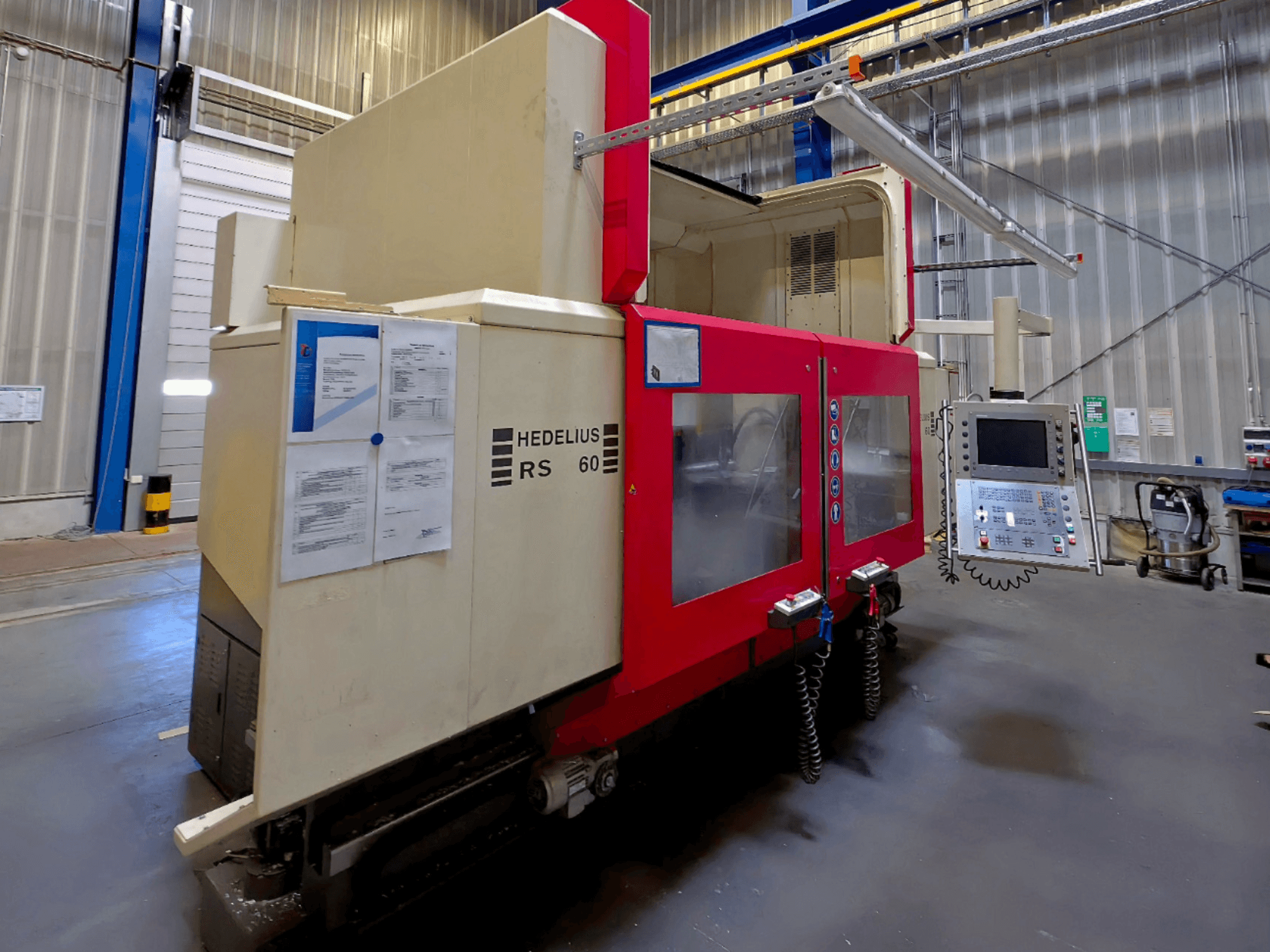 HEDELIUS RS 60 K - 2000 dik işleme merkezi, yandan görünüm, kontrol paneli ve güvenlik talimatları görünür.