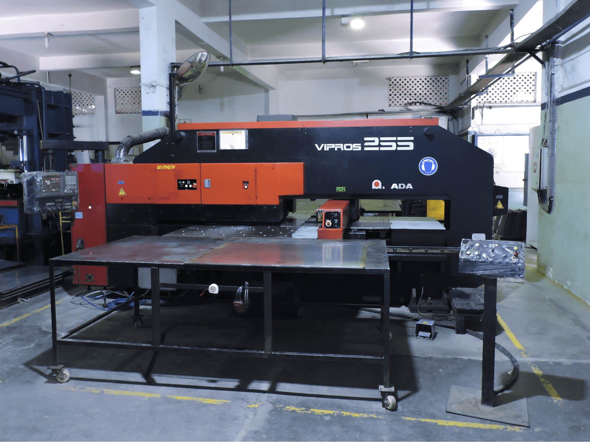 Makine AMADA - Önden görünüm Vipros 255
