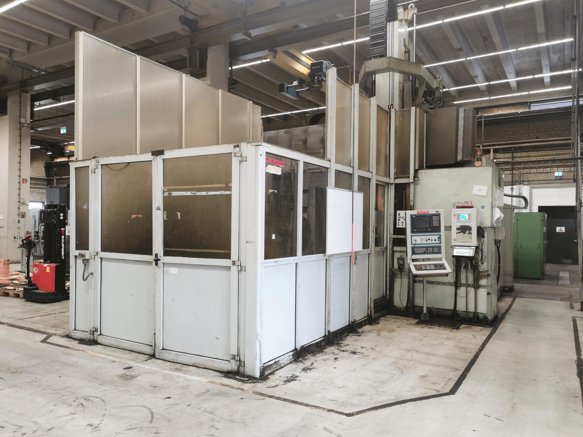 JOBS Jomach 241 portal freze tezgahı, fabrika ortamında makine kumandalarını ve güvenlik muhafazasını gösteren önden görünüm.
