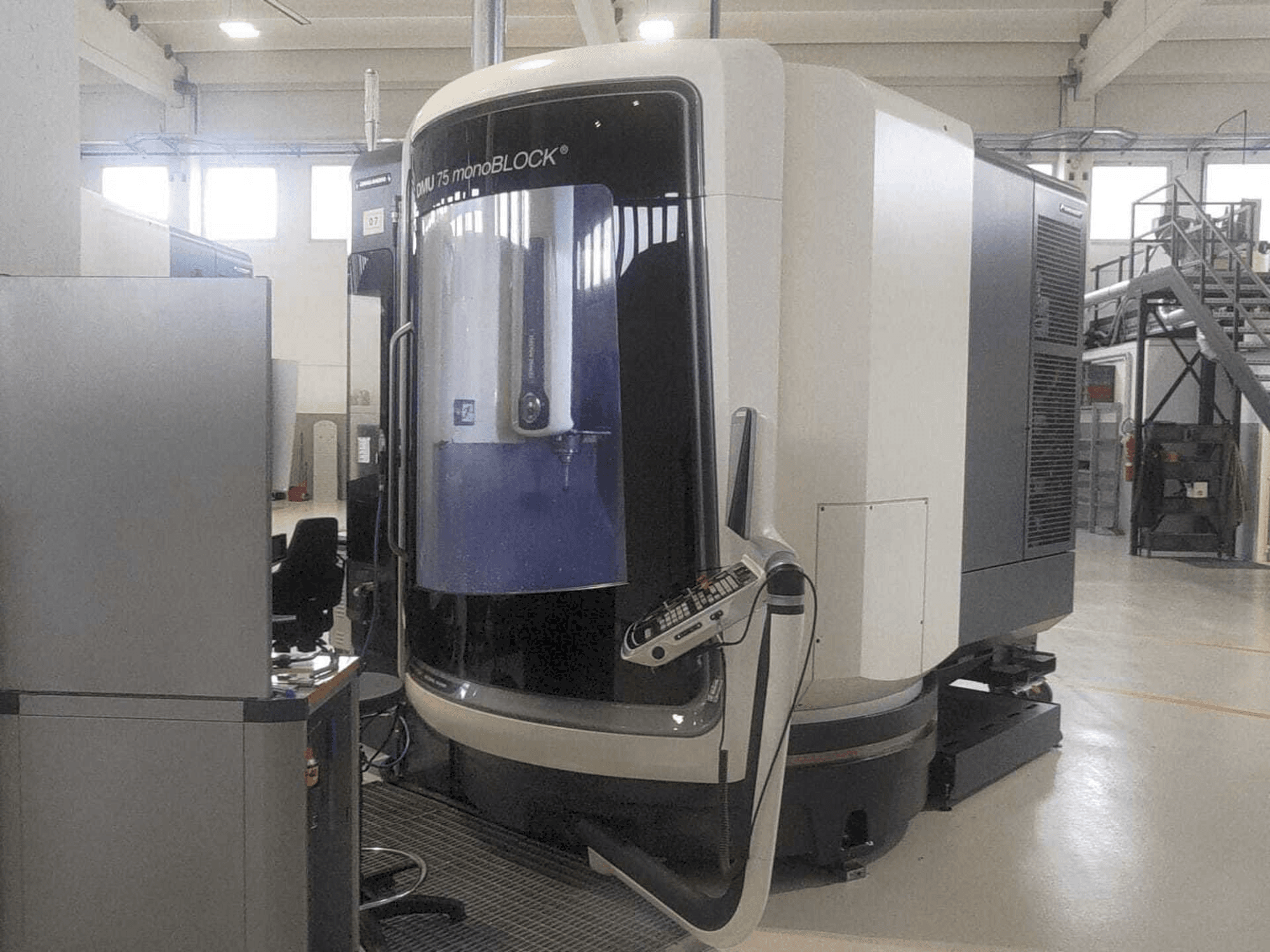 Makine DMG MORI DMU 75 monoBLOCK - Önden görünüm