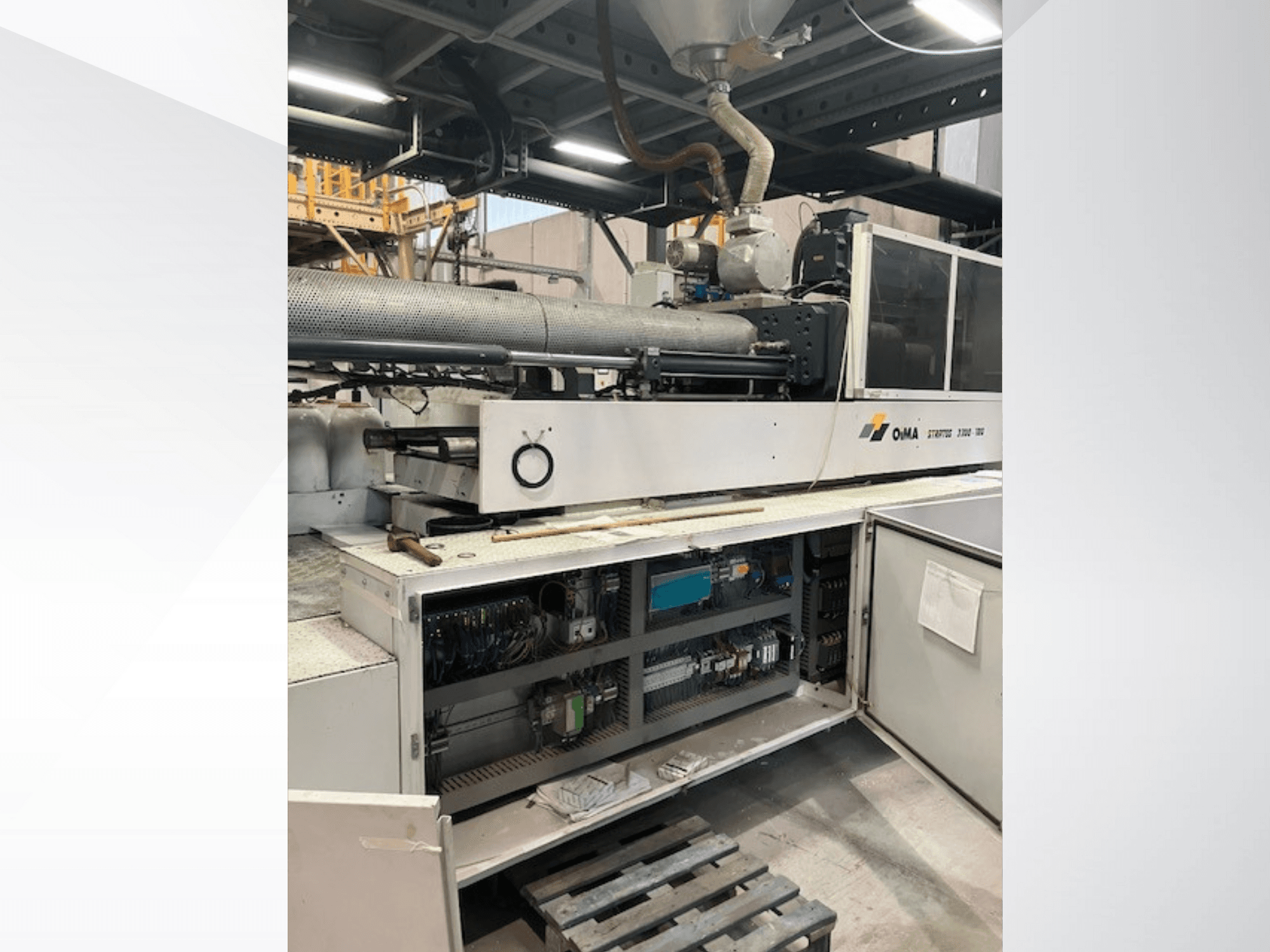 OMA Extruder 3500'ün önden görünümü, operasyonel parçalar, kontrol paneli ve kablolama detayları. Endüstriyel ortamda ağır makineler.