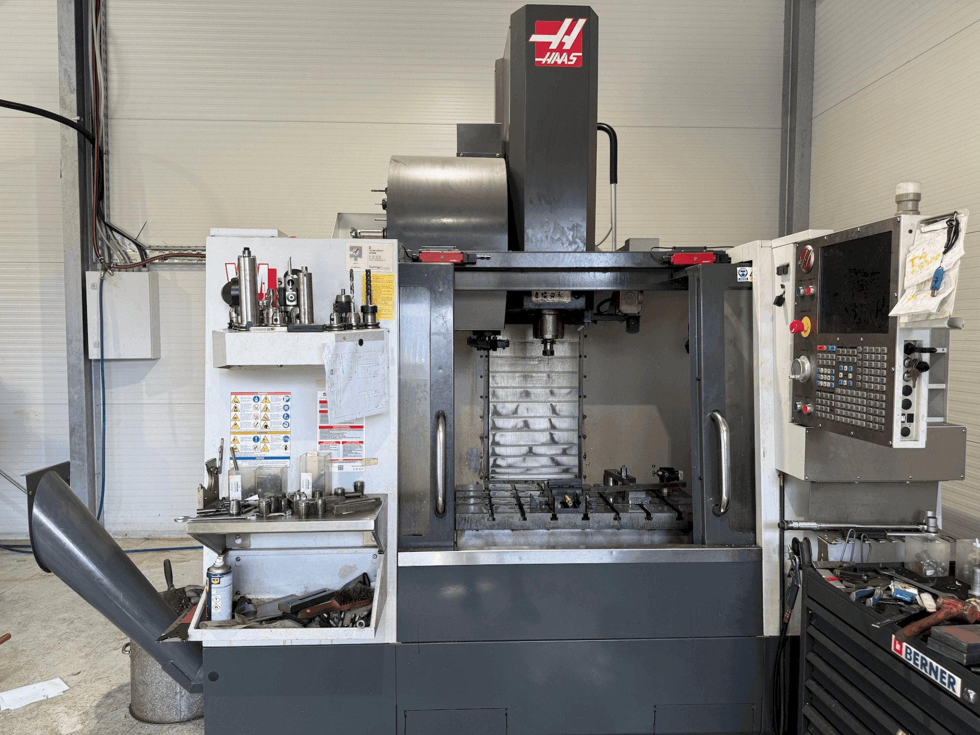 Makine HAAS VM-2 - Önden görünüm
