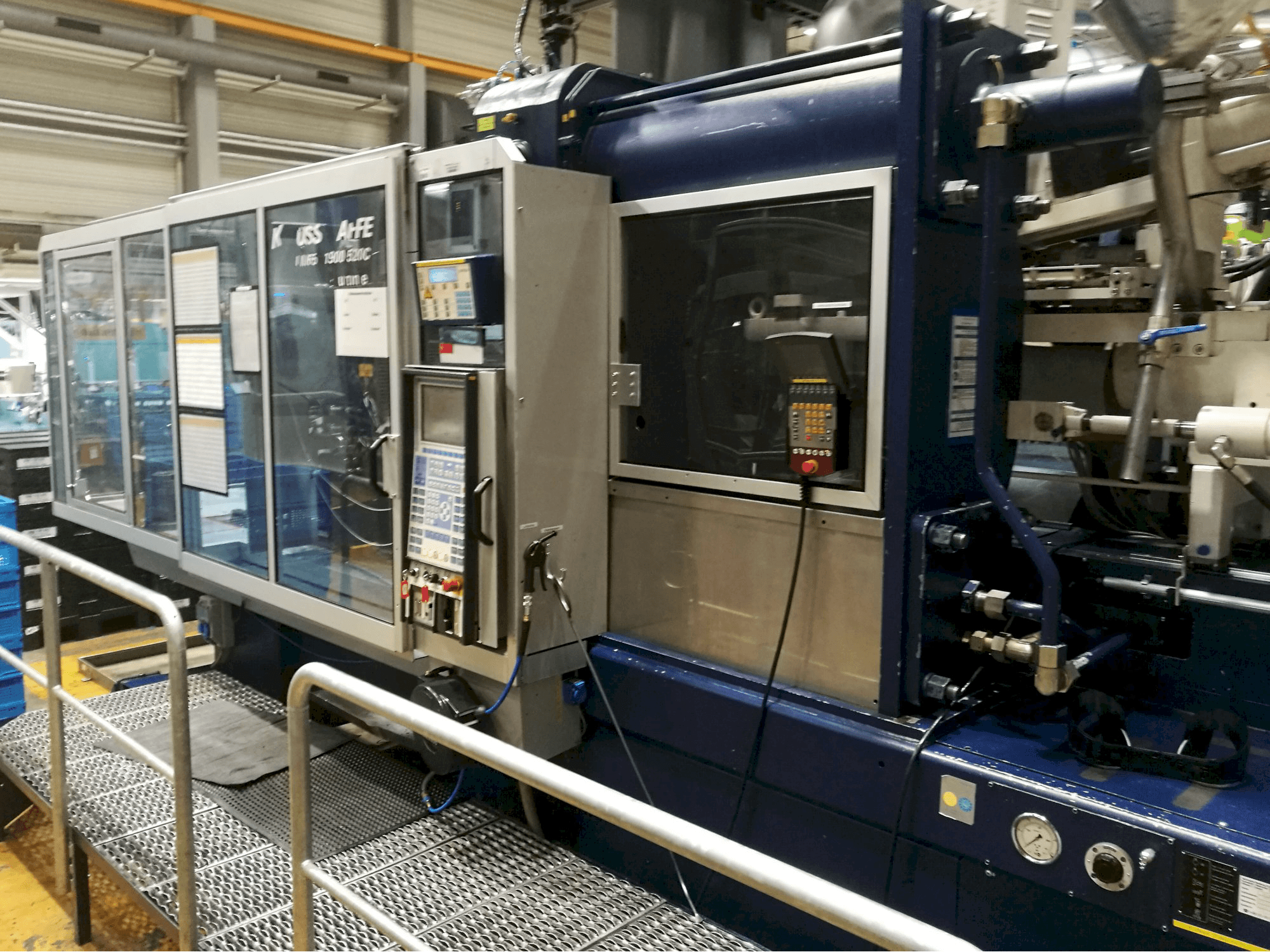 Makine Krauss Maffei - Sağdan görünüm 650-1900-520 CZ