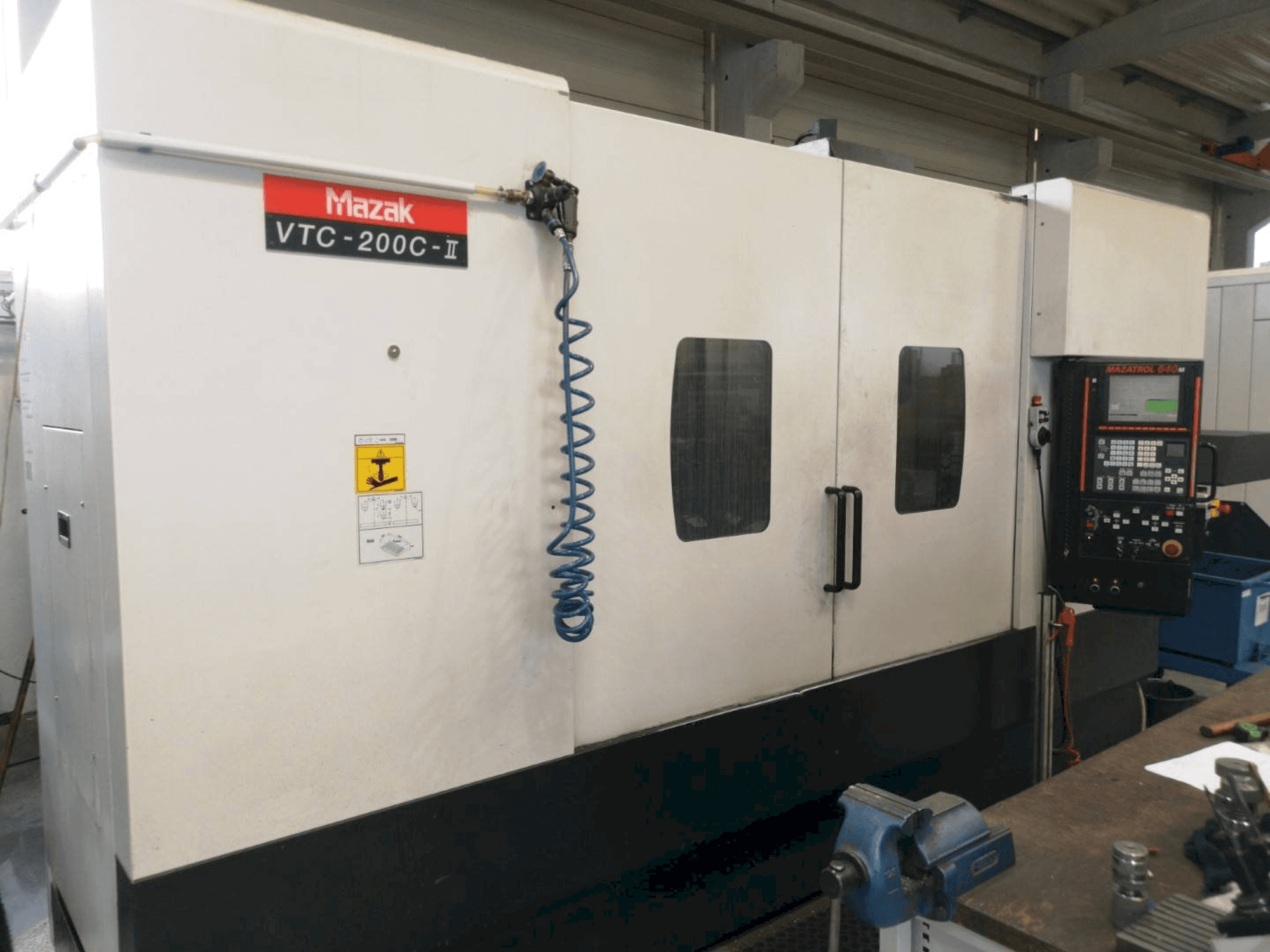 Makine Mazak VTC200C-II - Önden görünüm