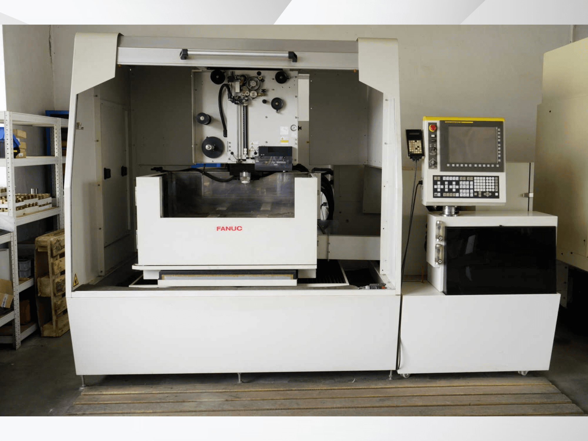 FANUC ROBOCUT alpha-1iD Tel Erodizyon Makinesi; kontrol paneli ve çalışma alanı özelliklerini gösteren önden görünüm.