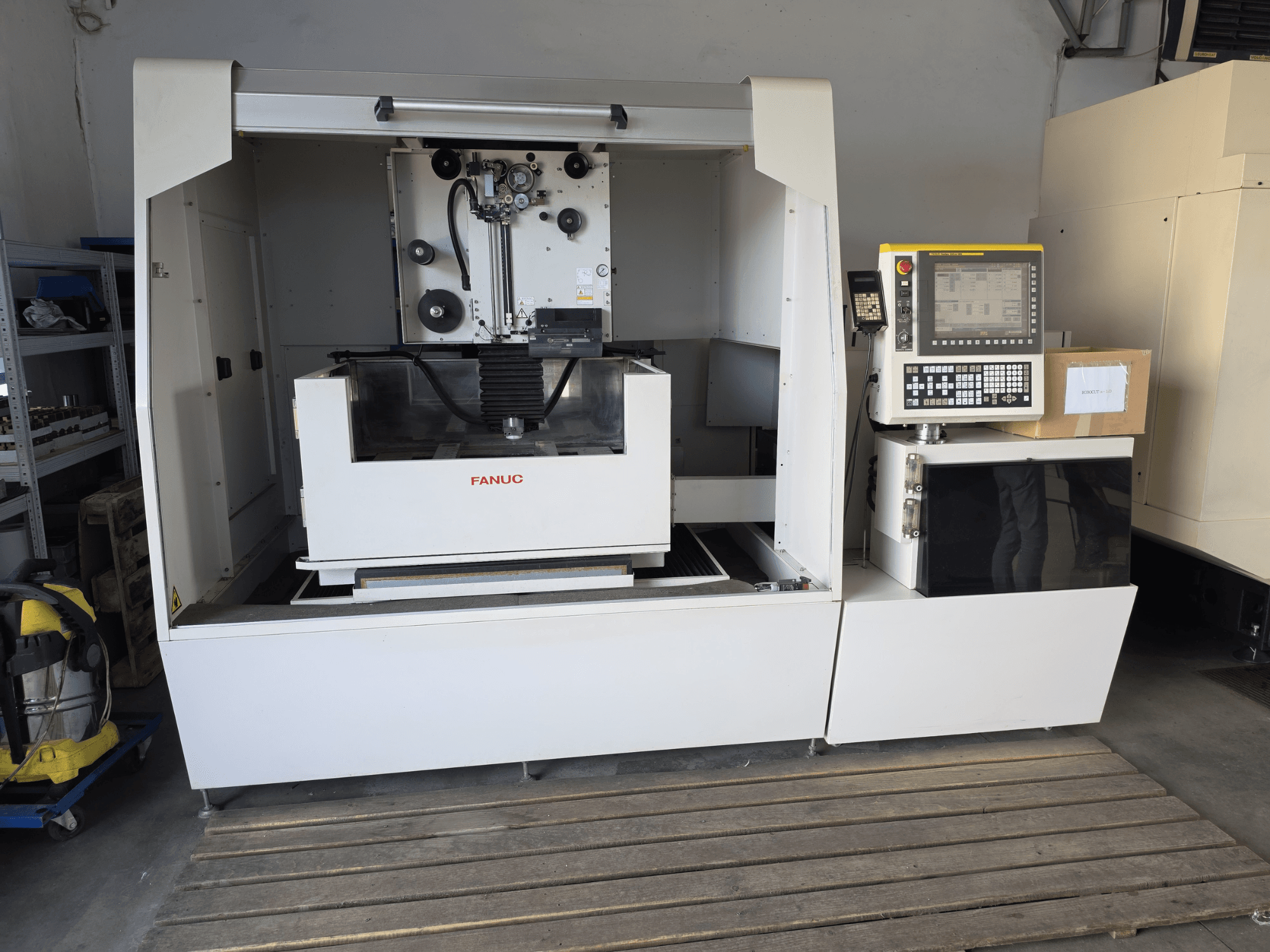 FANUC ROBOCUT alpha-1iD Tel EDM makinesi; atölye ortamında kontrol paneli, çalışma alanı ve kompakt tasarımı gösteren önden görünüm.