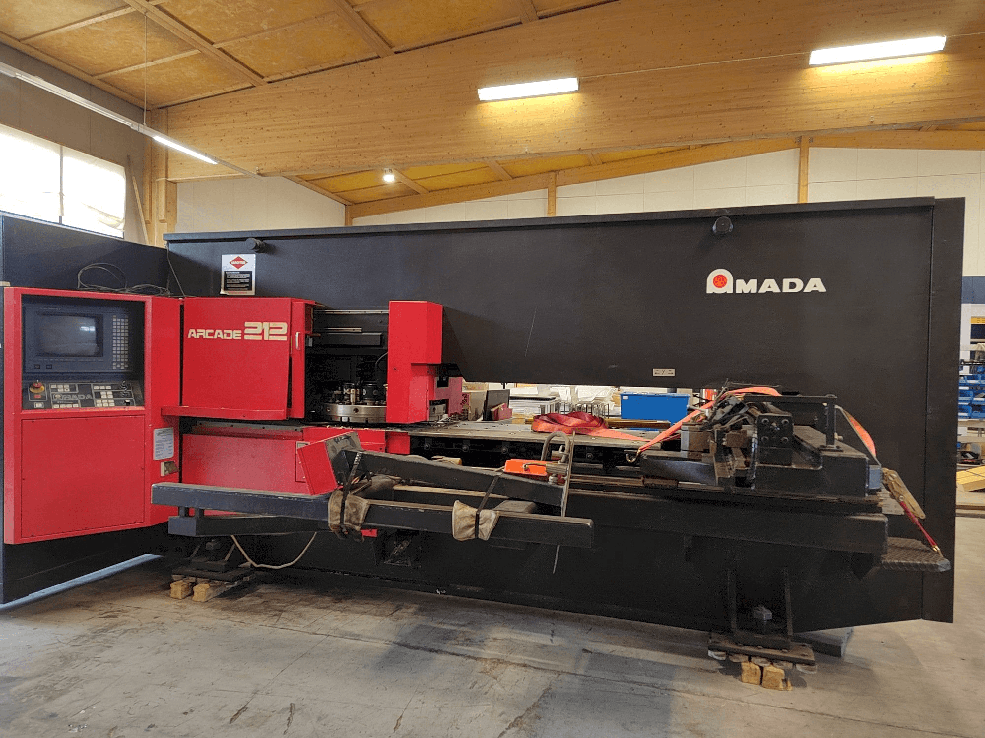 Makine AMADA Arcade 212 - Önden görünüm