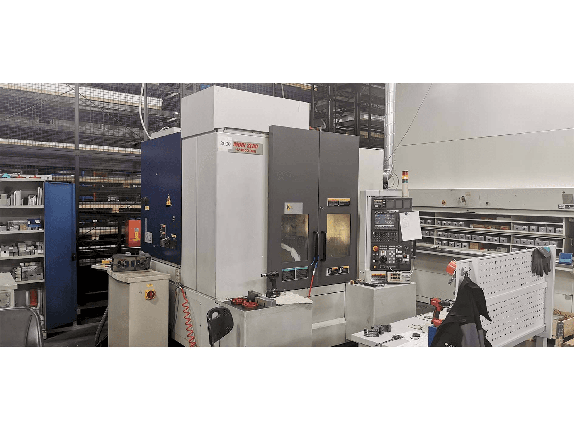 Makine MORI SEIKI NV4000 - Önden görünüm