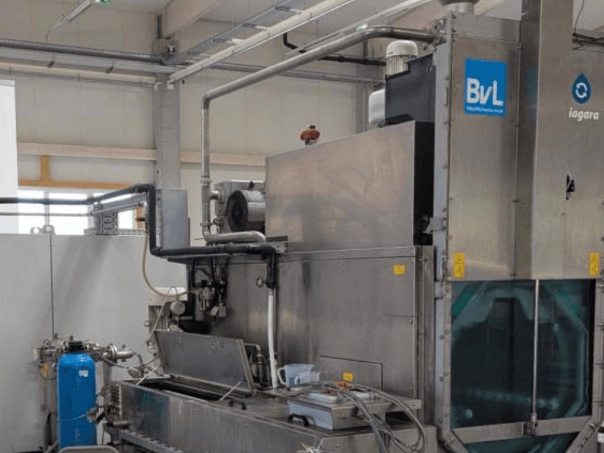 Fabrika ortamında bulunan BvL Niagara DFS 800-2T takım tezgahı; metal yapıyı ve bağlı hortumları gösteren yandan görünüm.