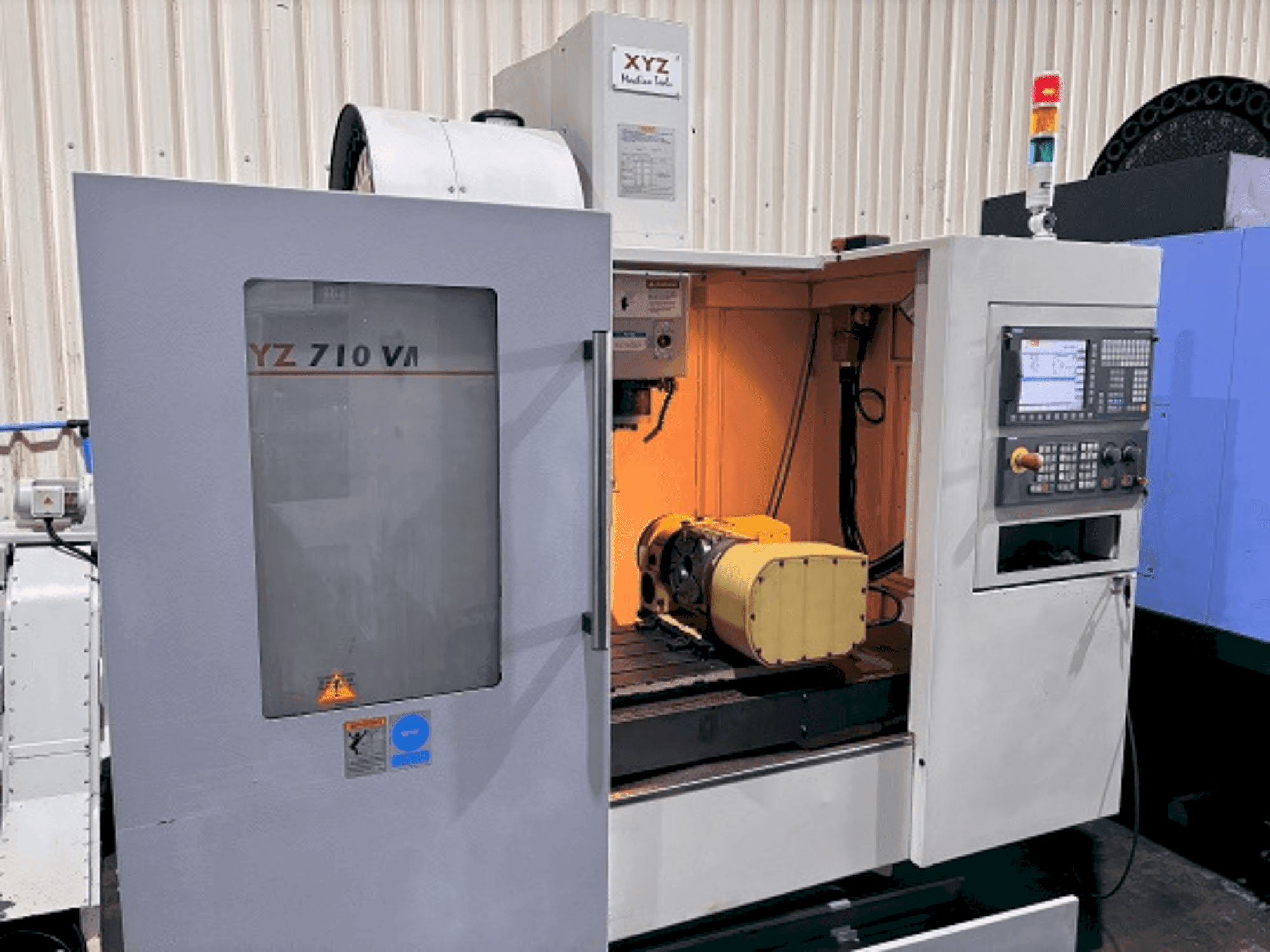 Makine XYZ 710 VMC - Önden görünüm