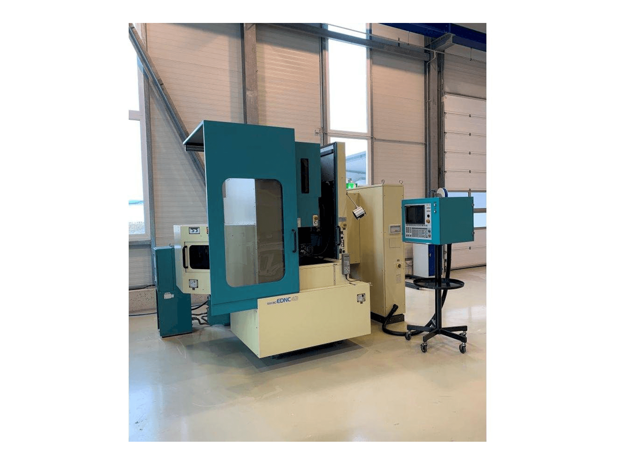 Makine Makino EDNC43 - Önden görünüm