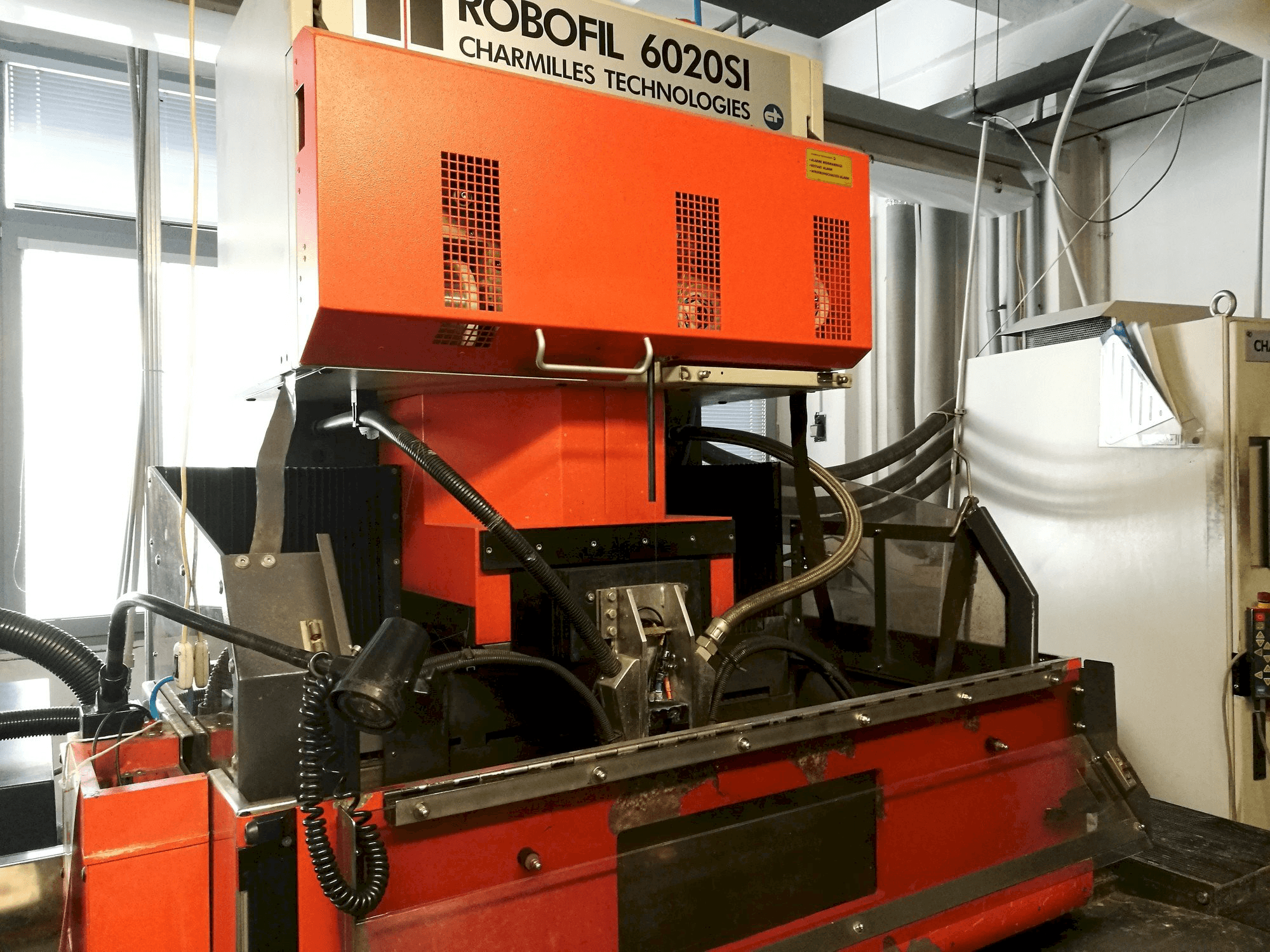 Makine CHARMILLES Robofil 6020 SI - Önden görünüm