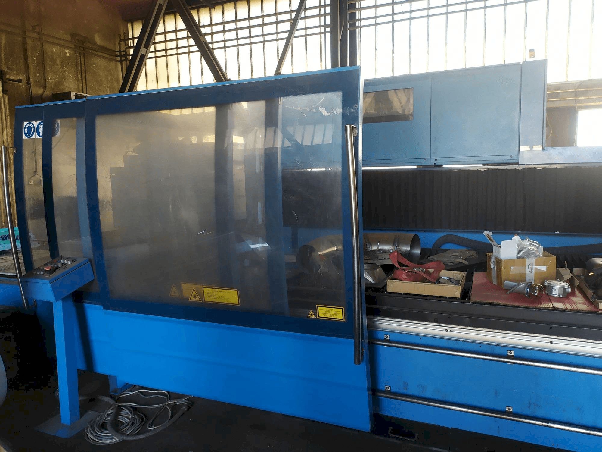 Makine Prima Industrie Platino 1530HS - Önden görünüm