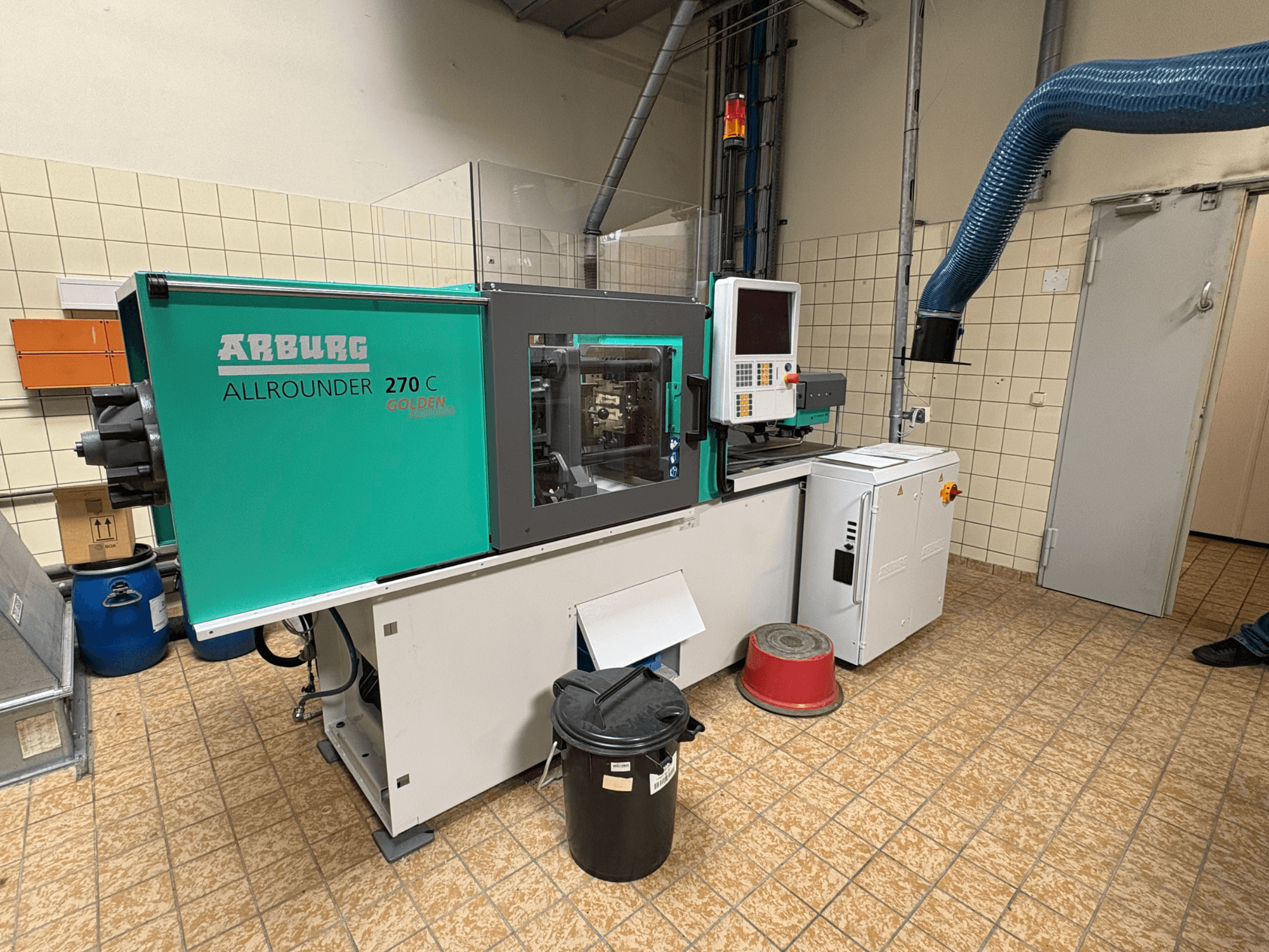 Arburg ALLROUNDER 270 C hidrolik enjeksiyon kalıplama makinesinin yandan görünümü; kontrol paneli ve bağlı ekipmanlar da gösterilmiştir.
