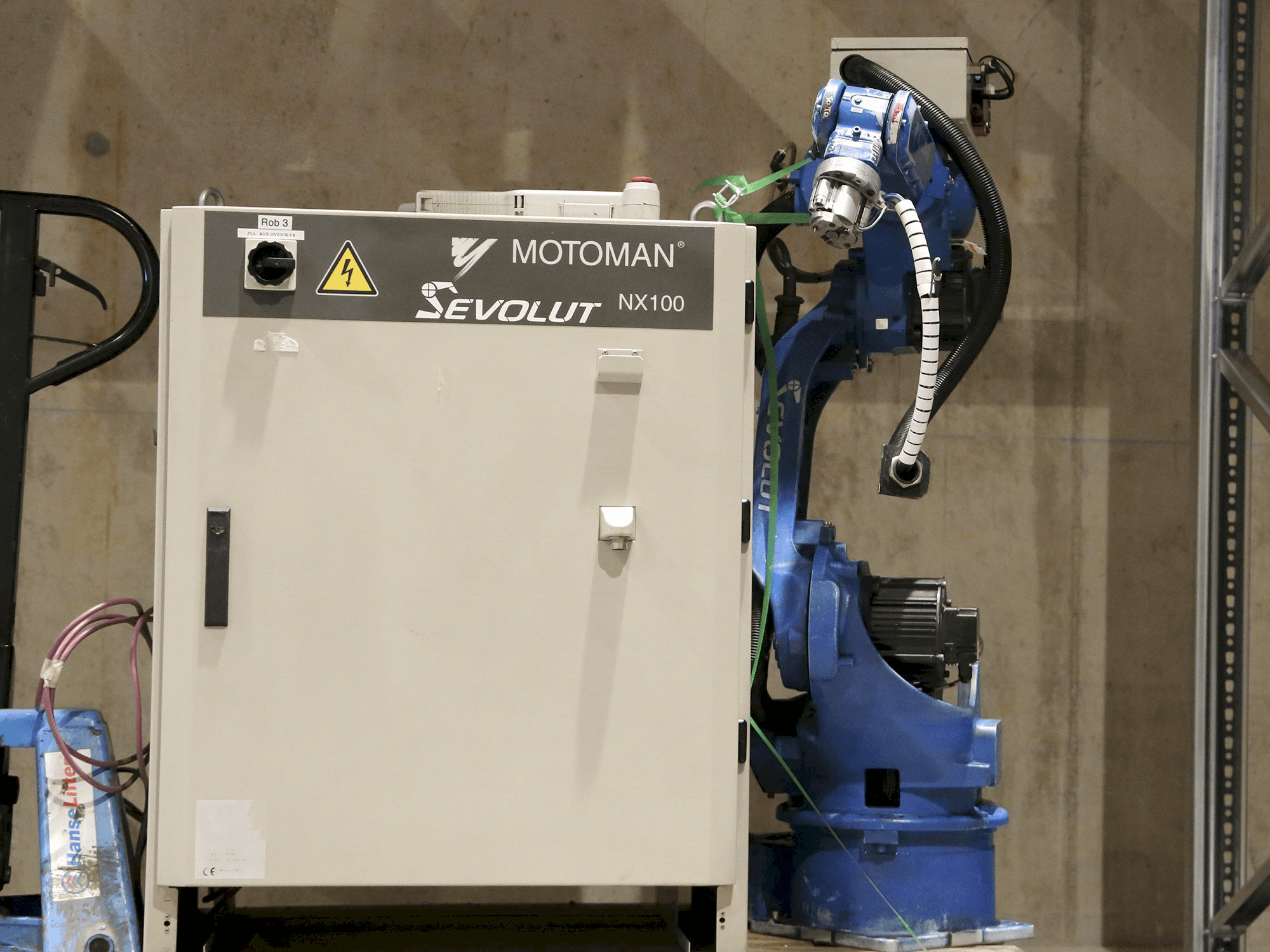 Makine Yaskawa Motoman HP6 - Önden görünüm