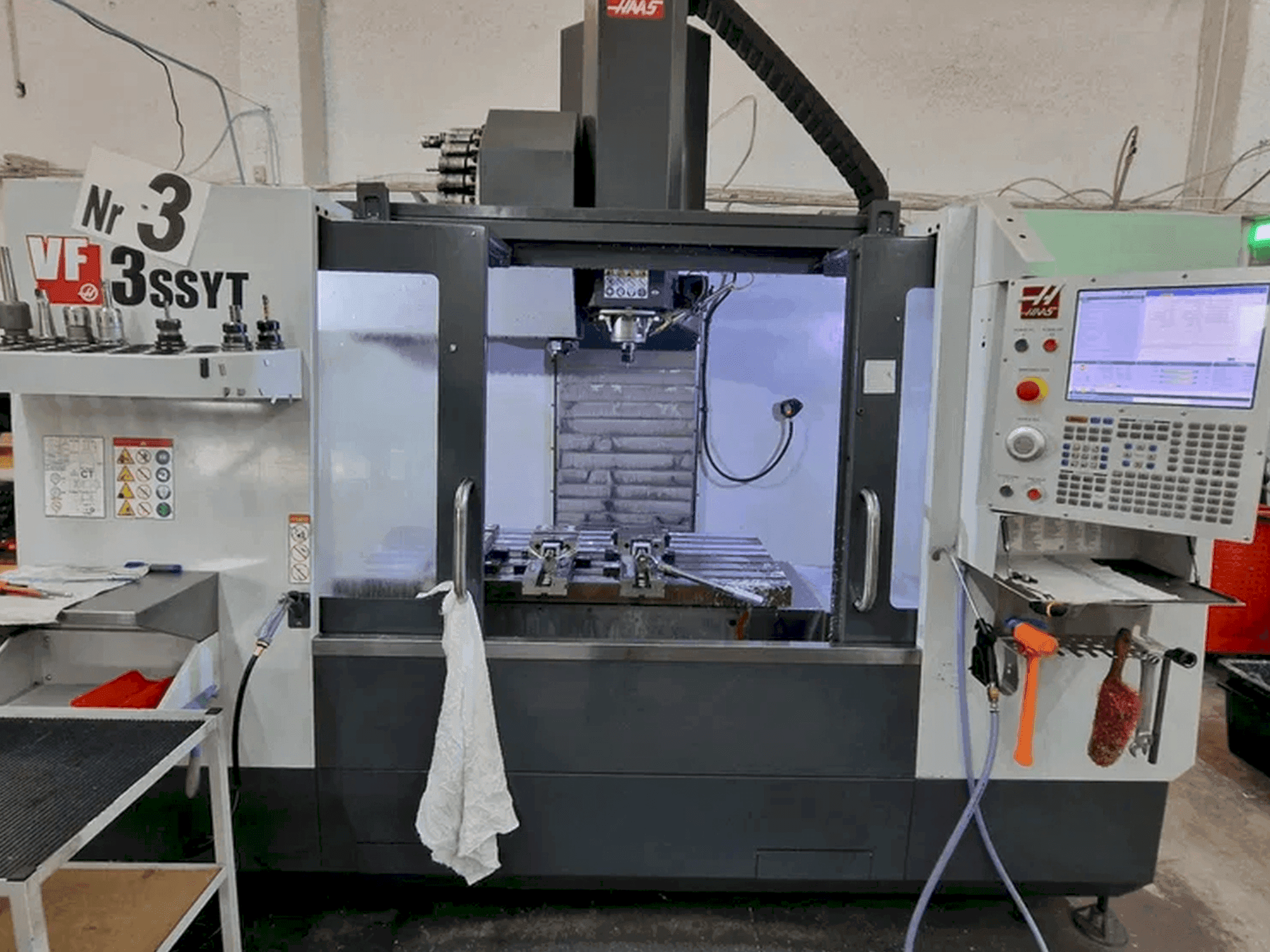 Makine HAAS VF-3 SSYT - Önden görünüm