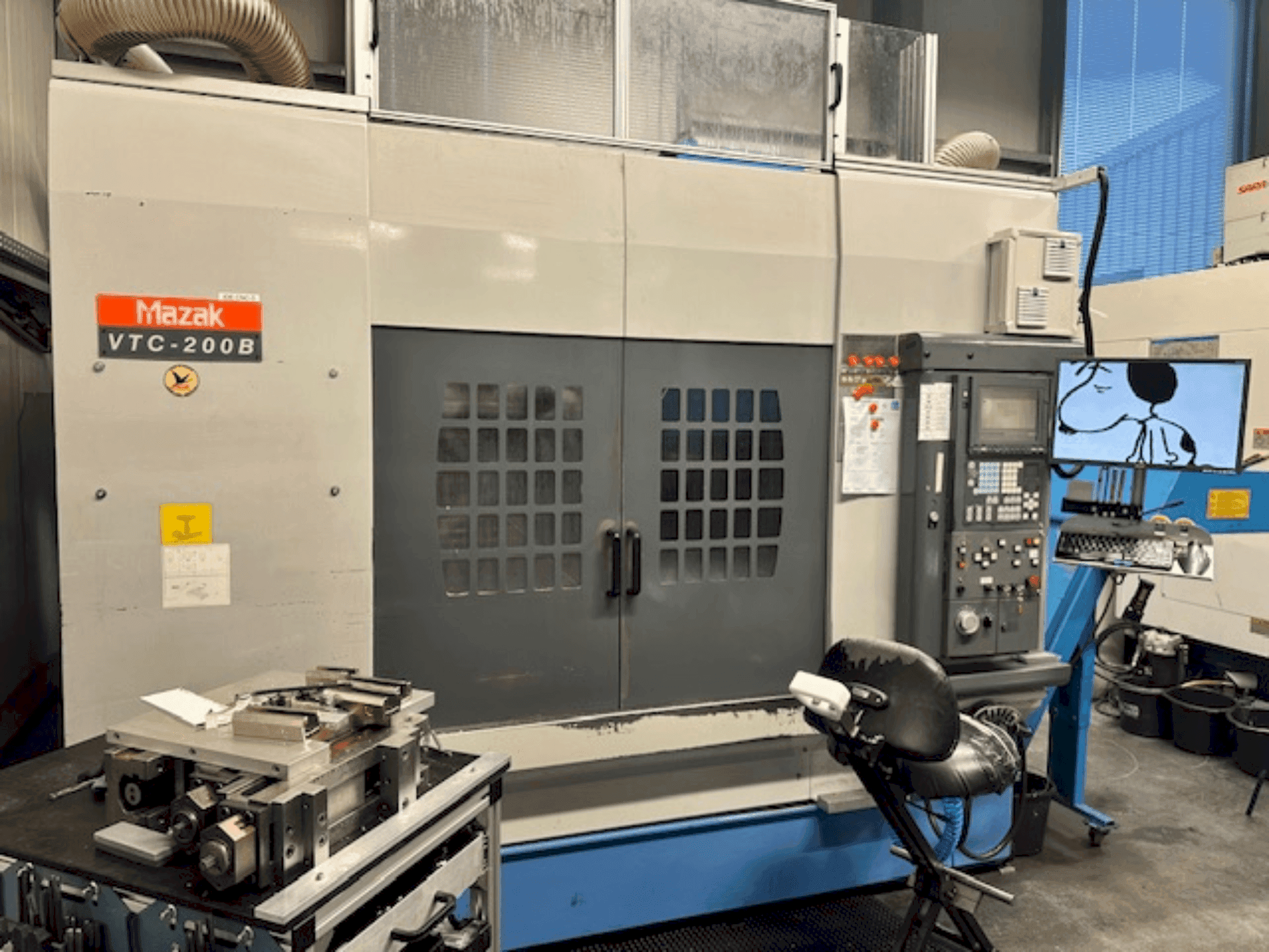 Makine Mazak VTV-200B - Önden görünüm