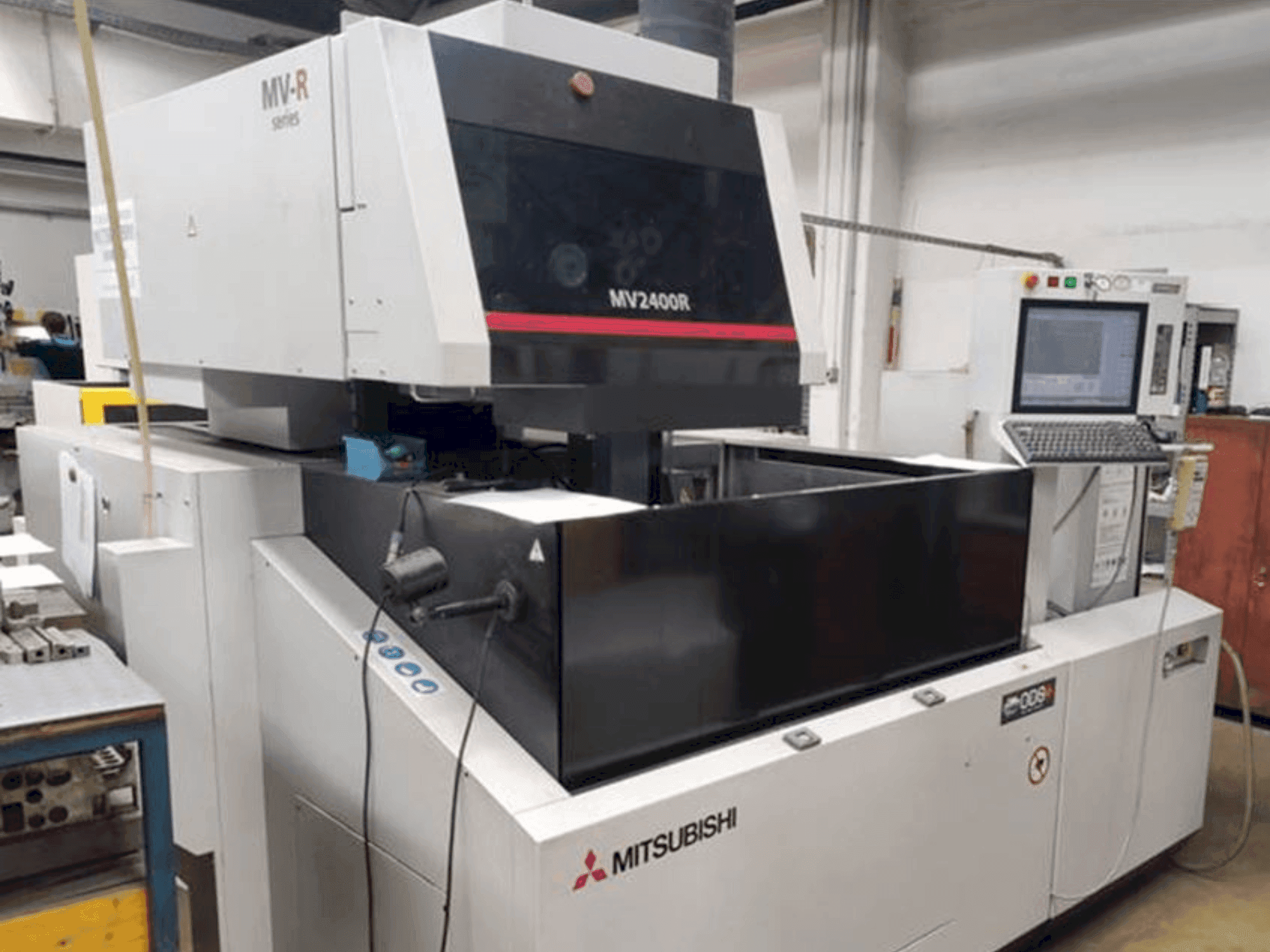 Makine Mitsubishi Electric MV2400R - Önden görünüm
