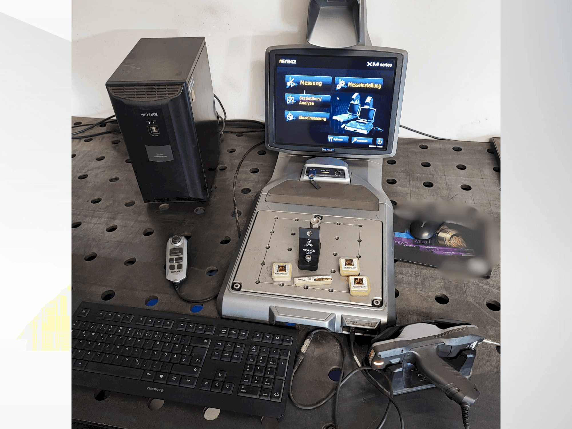 Makine KEYENCE XM-1000 - Önden görünüm