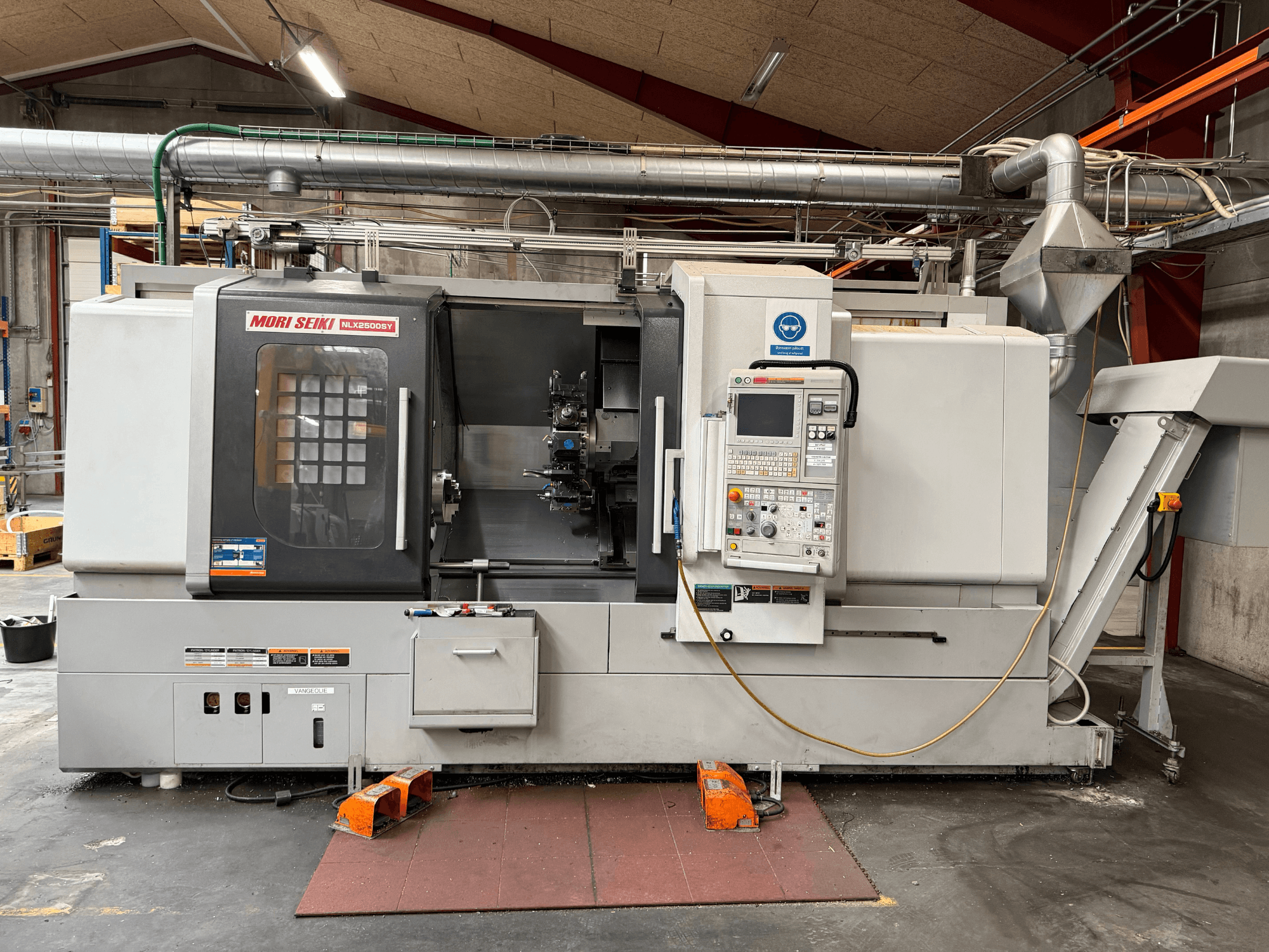 DMG MORI NLX2500SY/1250 yatay torna tezgahı, önden görünüm; kontrol paneli ve çalışma bileşenleri gösterilmiştir.