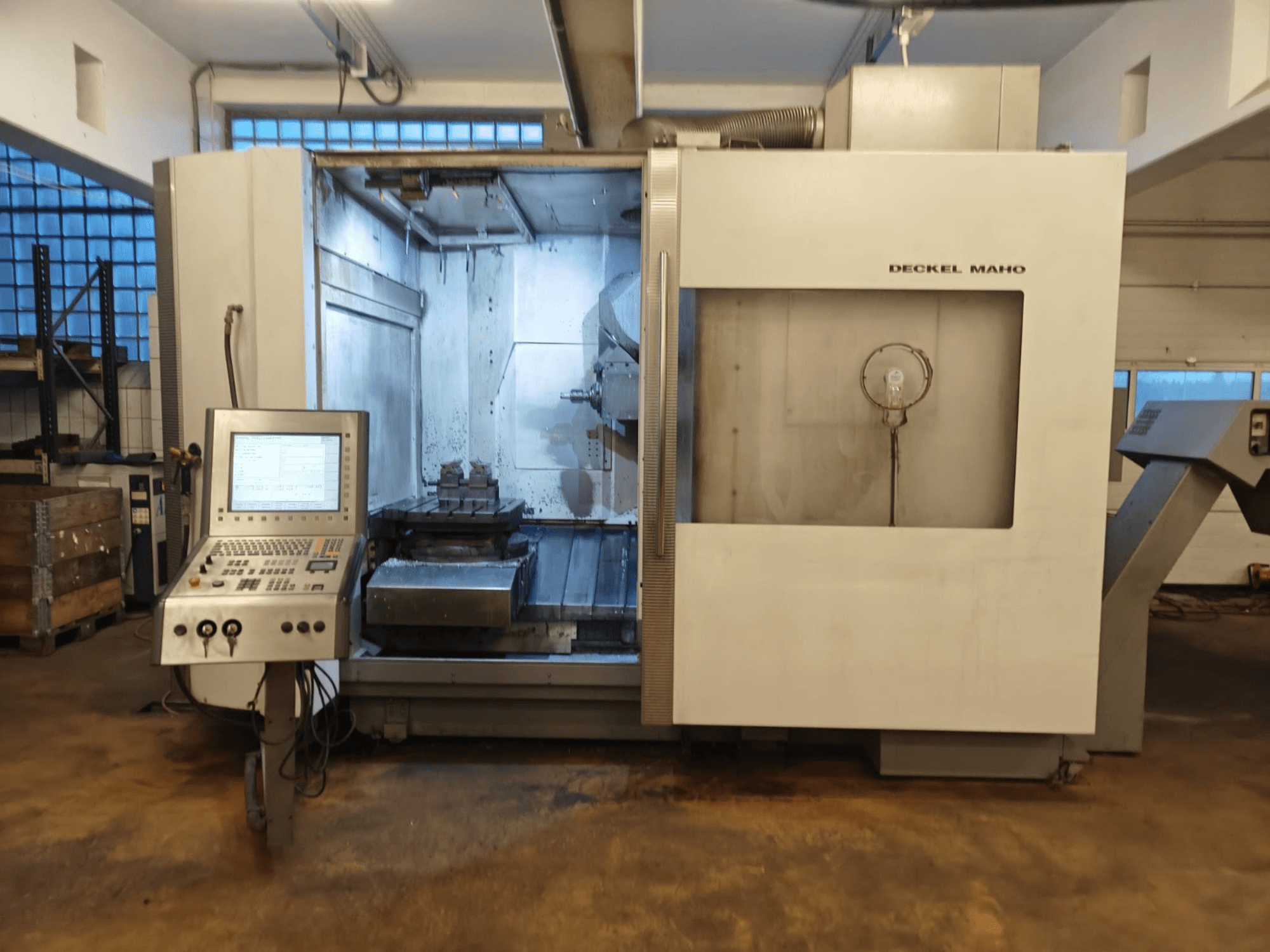 DECKEL MAHO DMC 60U Üniversal İşleme Merkezi, önden görünüm, kontrol paneli ve iş parçası kurulumu ile işleme alanı.