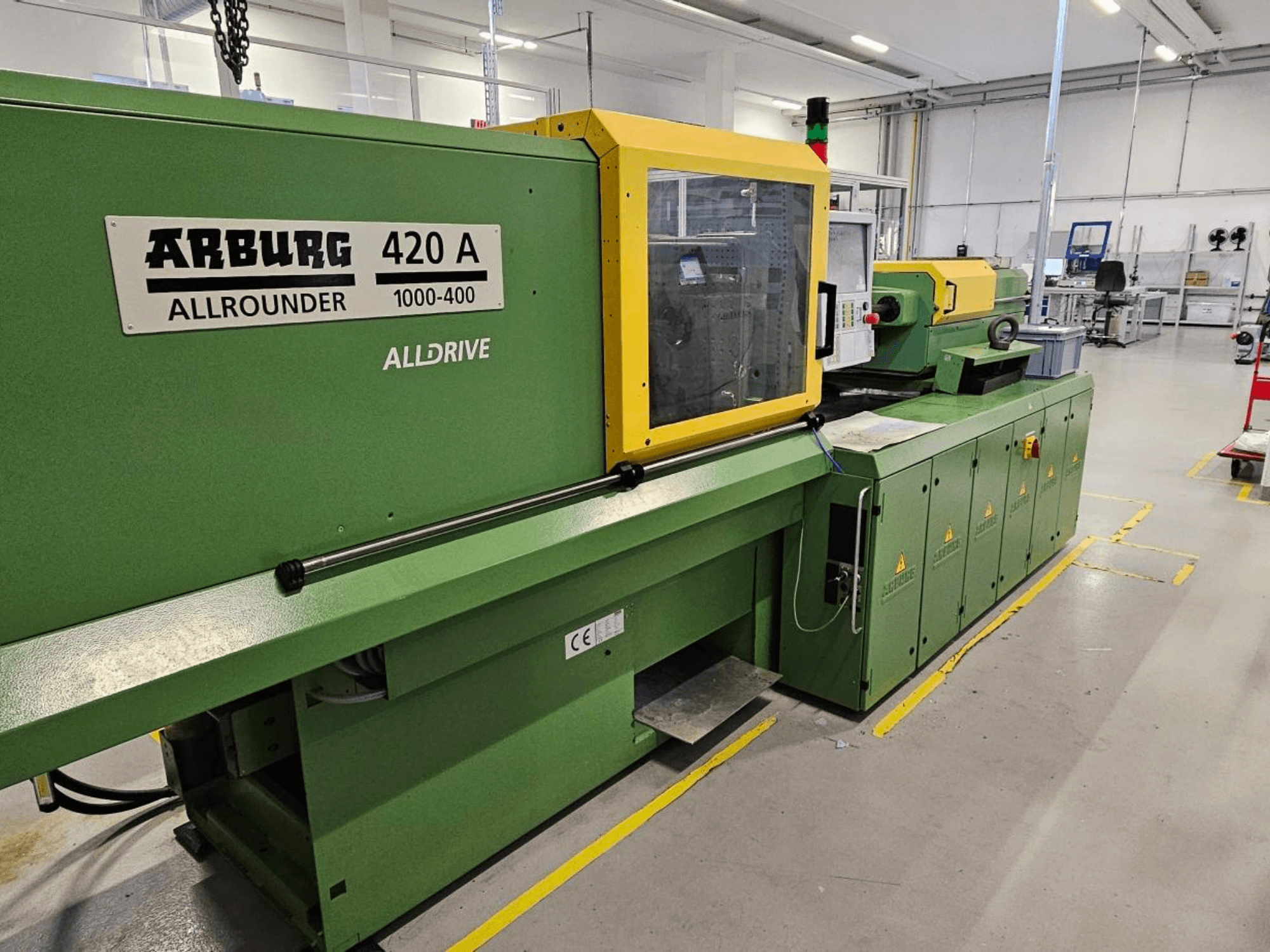 ARBURG 420 A Allrounder 1000-400, önden görünüm; sarı panelli, dokunmatik ekranlı ve güvenlik özellikli yeşil makine.