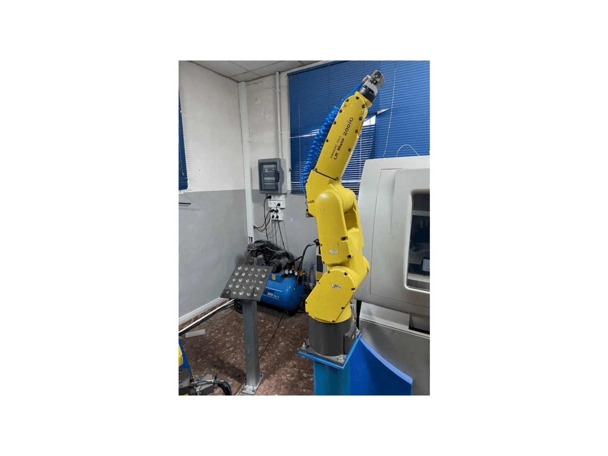 Makine FANUC LR MATE 200 ic - Önden görünüm