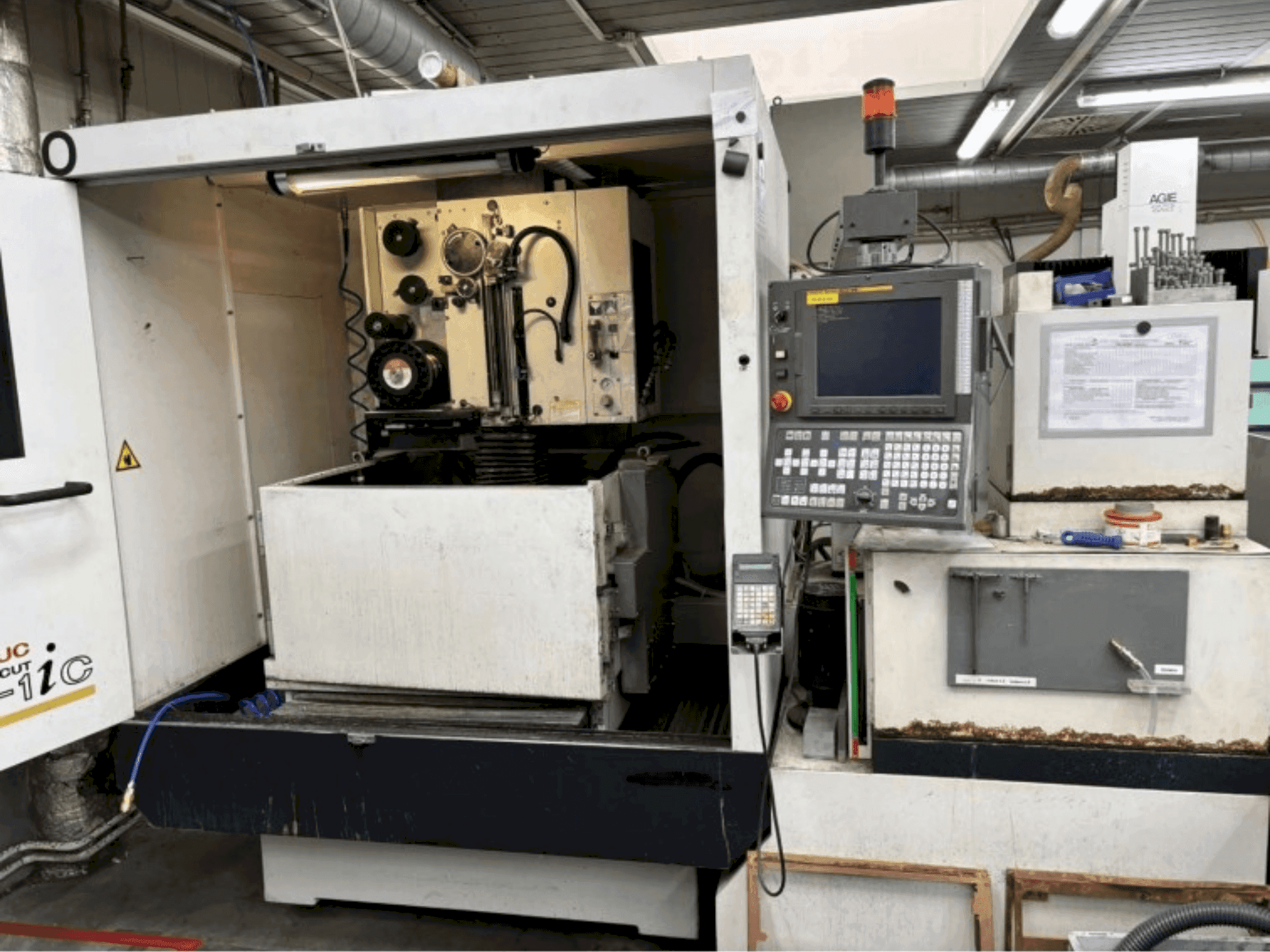 Makine FANUC ROBOCUT alpha-1iC - Önden görünüm