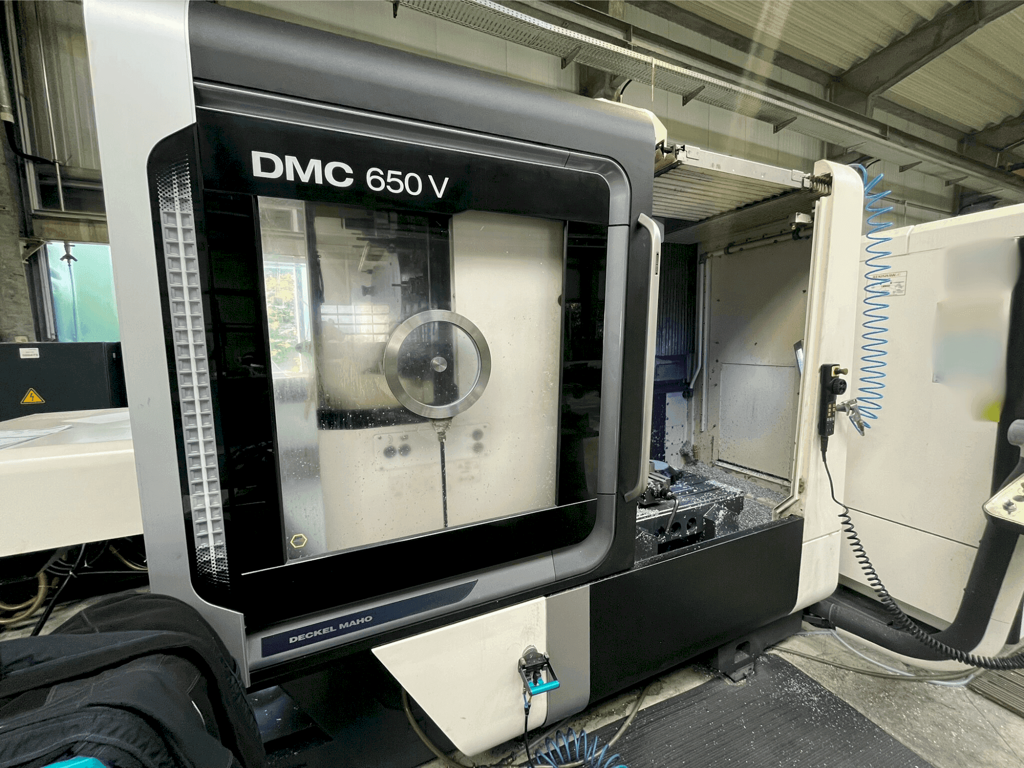 Makine DMG MORI DMC 650 V - Önden görünüm