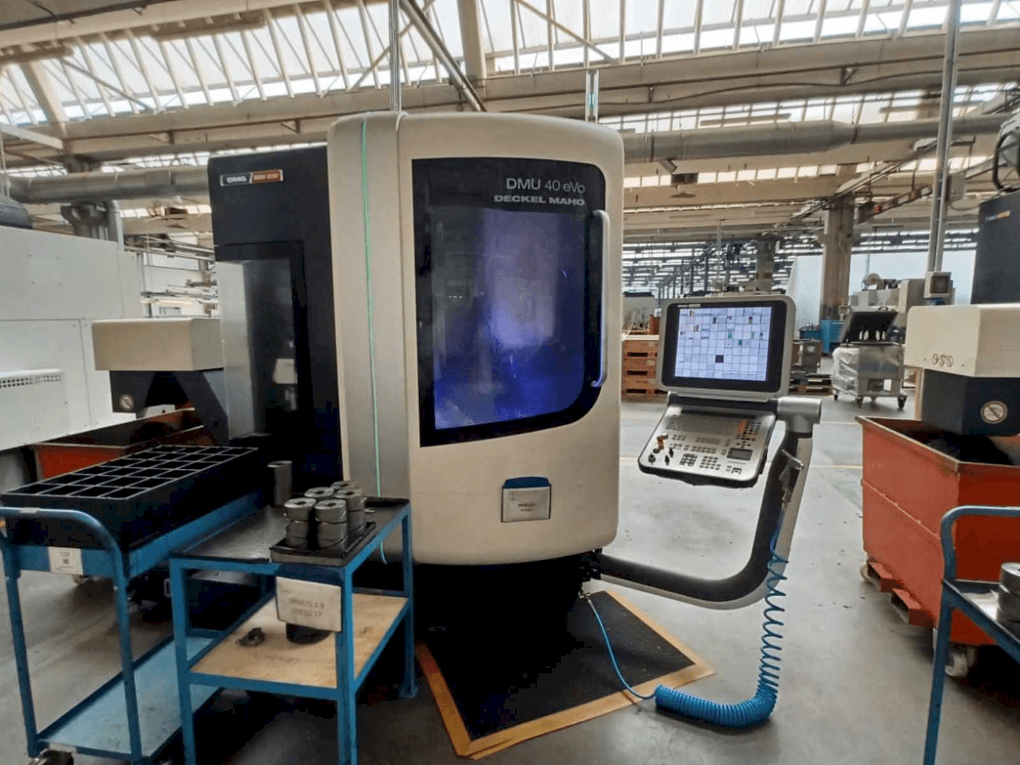 Makine DMG DMU 40 evo - Önden görünüm
