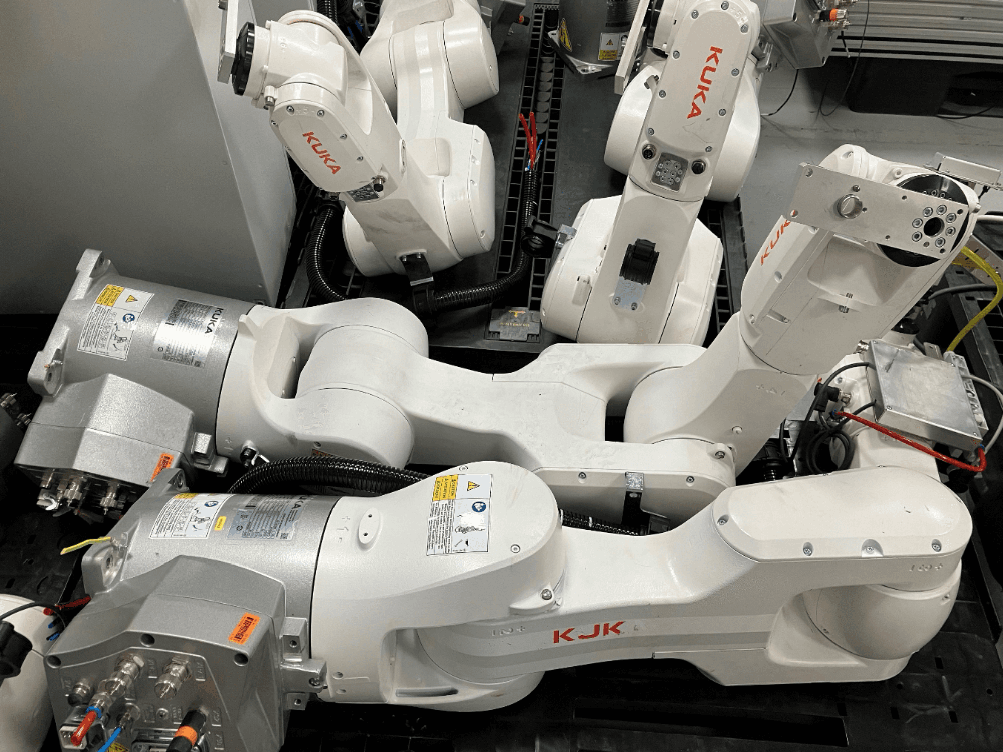 KUKA KR 10 R900 CR robot kolunun yandan görünümü, eklem yapısını, motorları ve kablolama detaylarını gösterir.