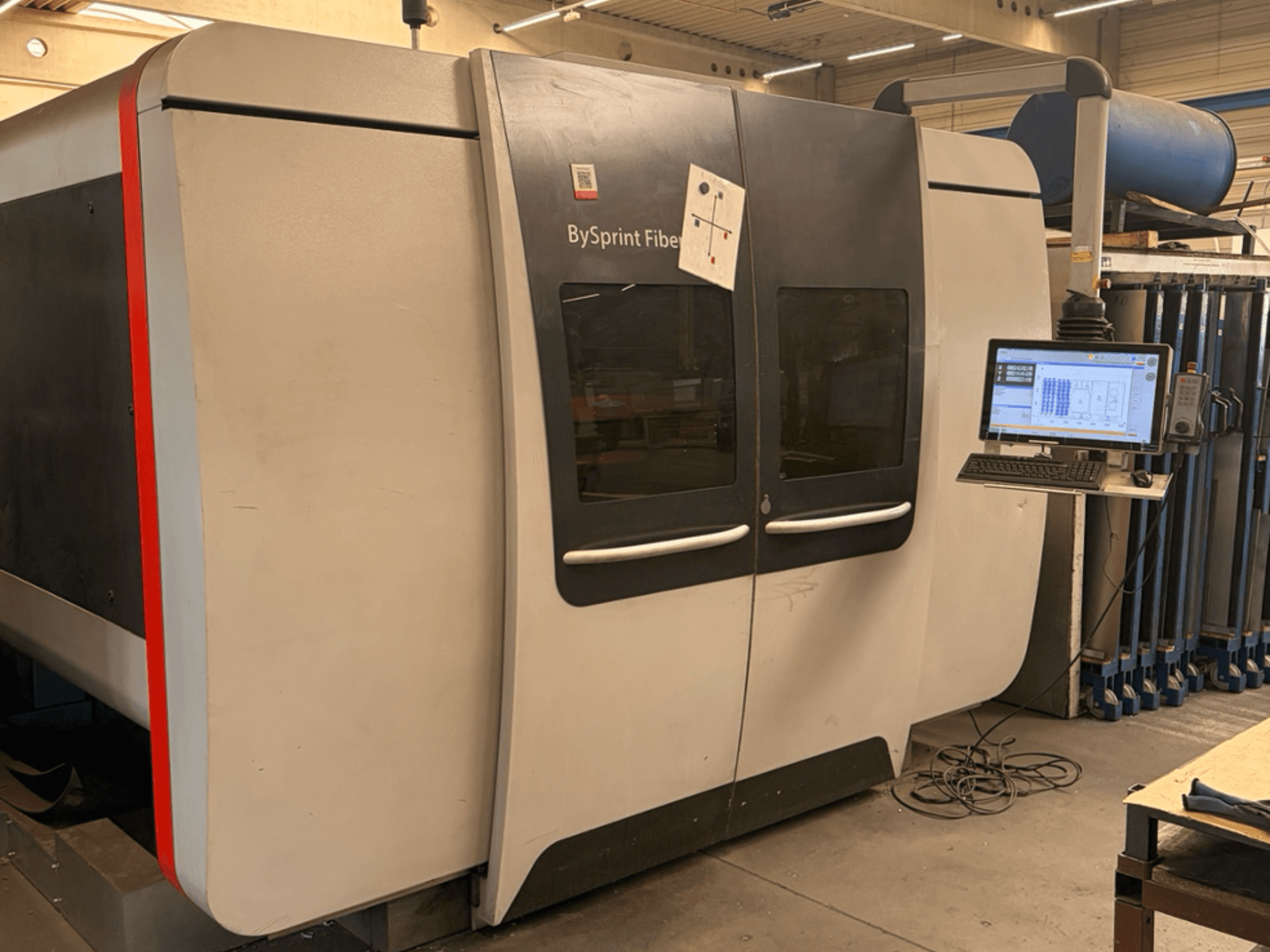 Bystronic BySprint Fiber 3015, dokunmatik ekranlı kontrol paneli ve endüstriyel kurulum özelliklerine sahip fiber lazer kesim makinesinin önden görünümü.
